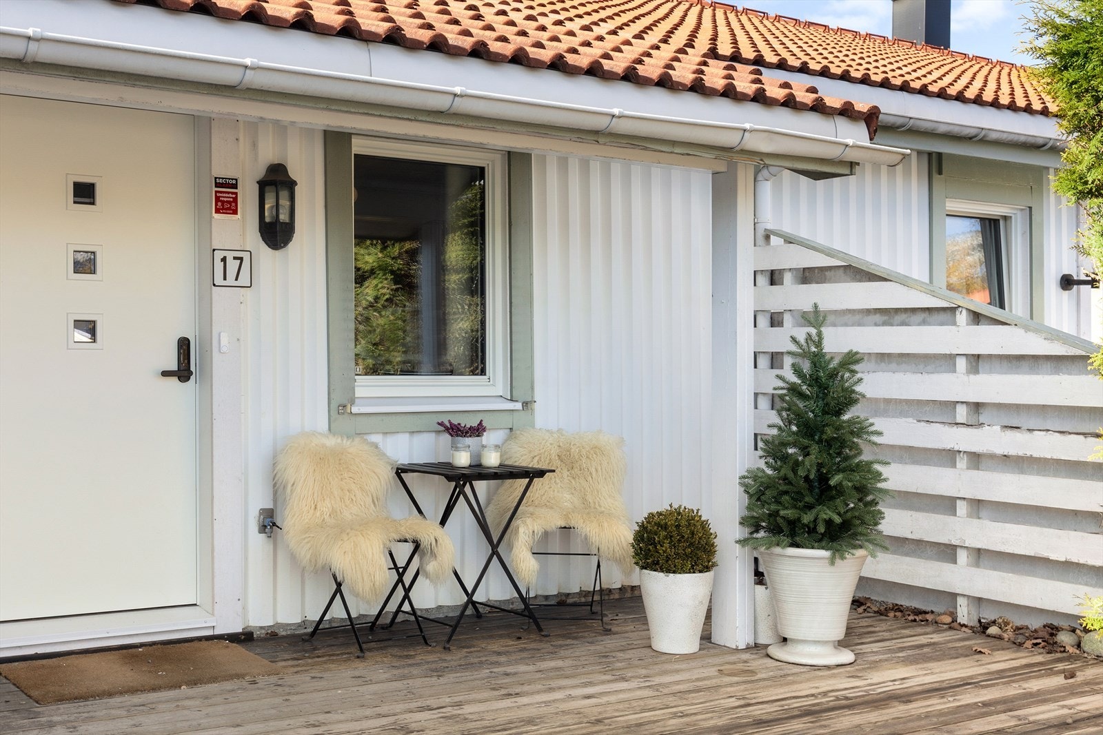 Koselig inngangsparti med markterrasse ønsker deg velkommen Galleribilde