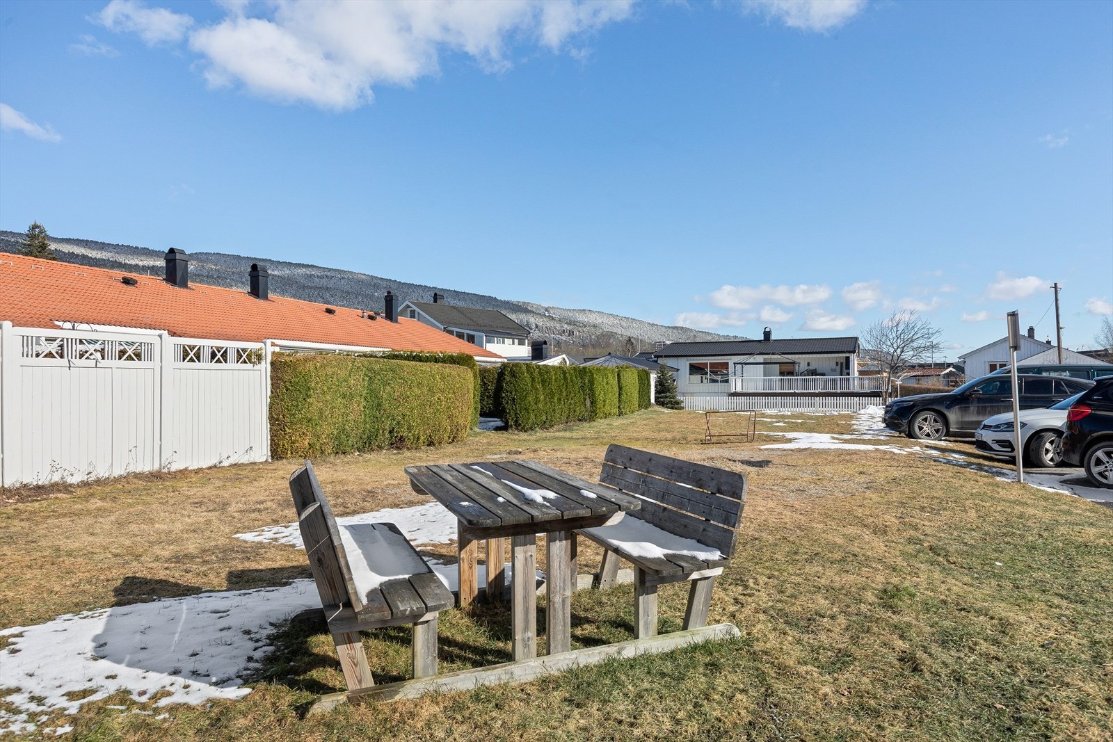 Det er koselige uteområder med sittebenker og grøntområder Galleribilde