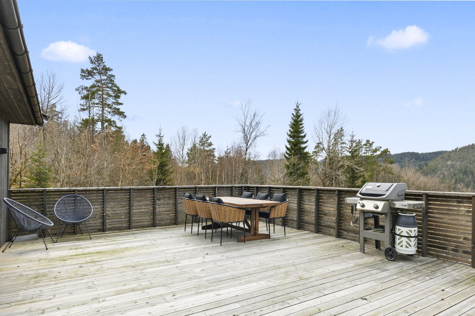 Terrassen er helt nydelig på de varmere dagene med sol store deler av dagen. Galleribilde