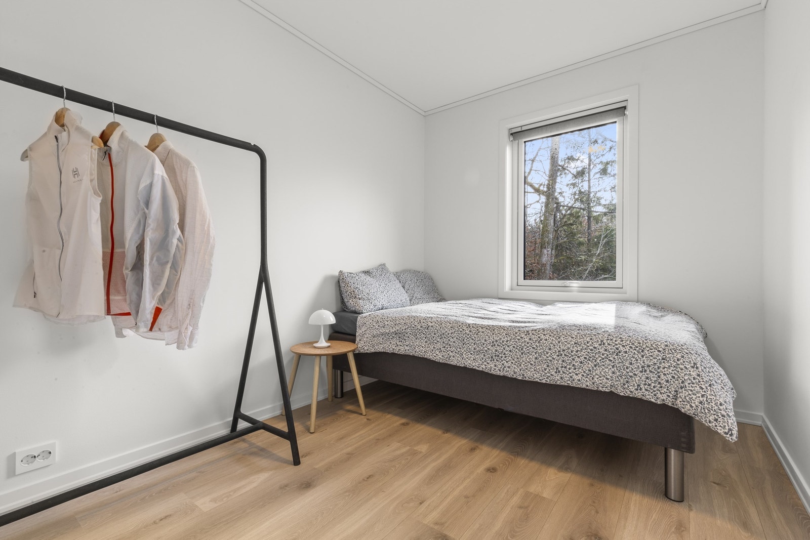 Lyst og trivelig soverom med plass til seng og klesoppbevaring. Galleribilde