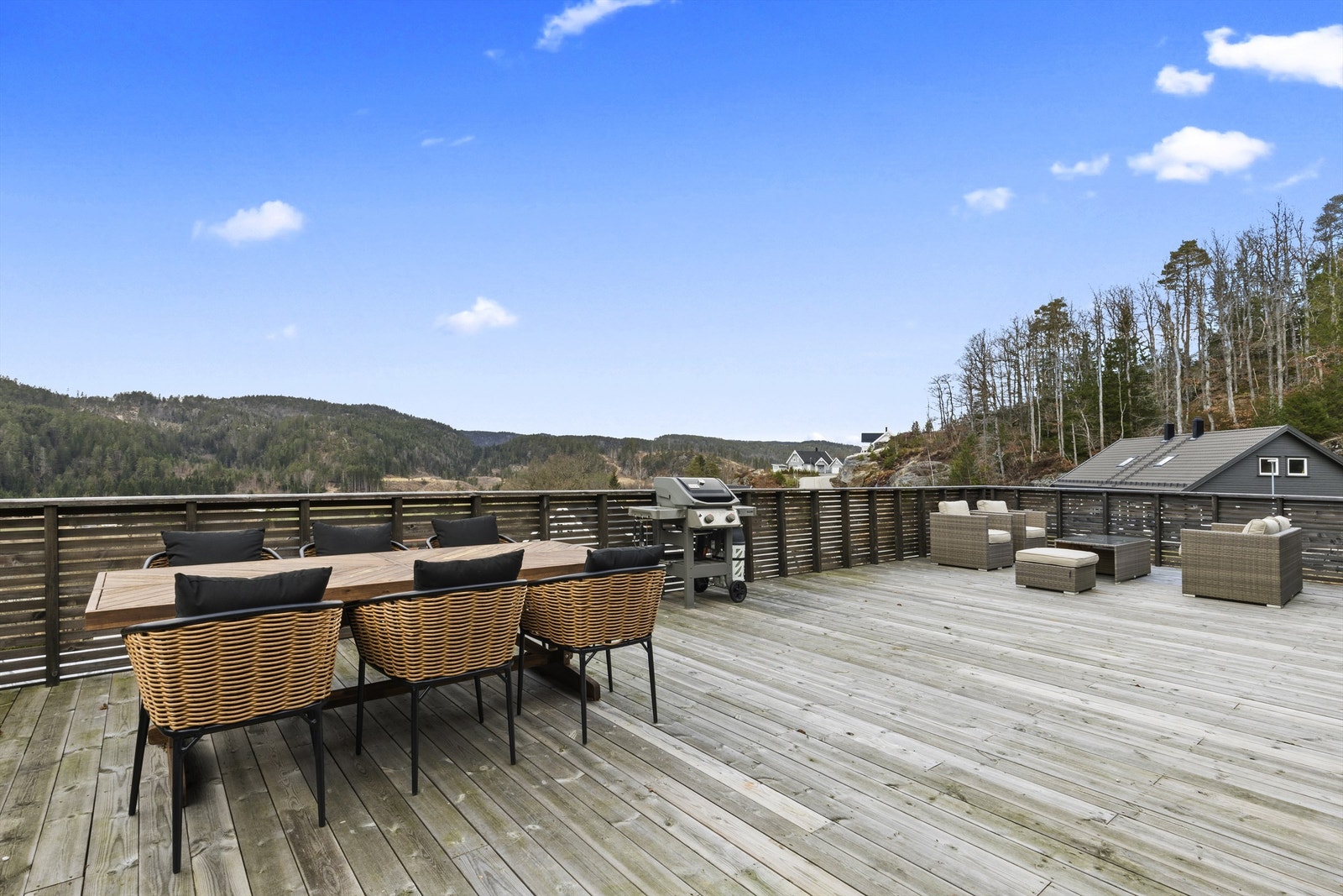 Boligen har et flott uteområde med stor terrasse og nydelig utsikt. Det er gode solforhold. Hagen kan opparbeides akkurat slik du ønsker det. Galleribilde