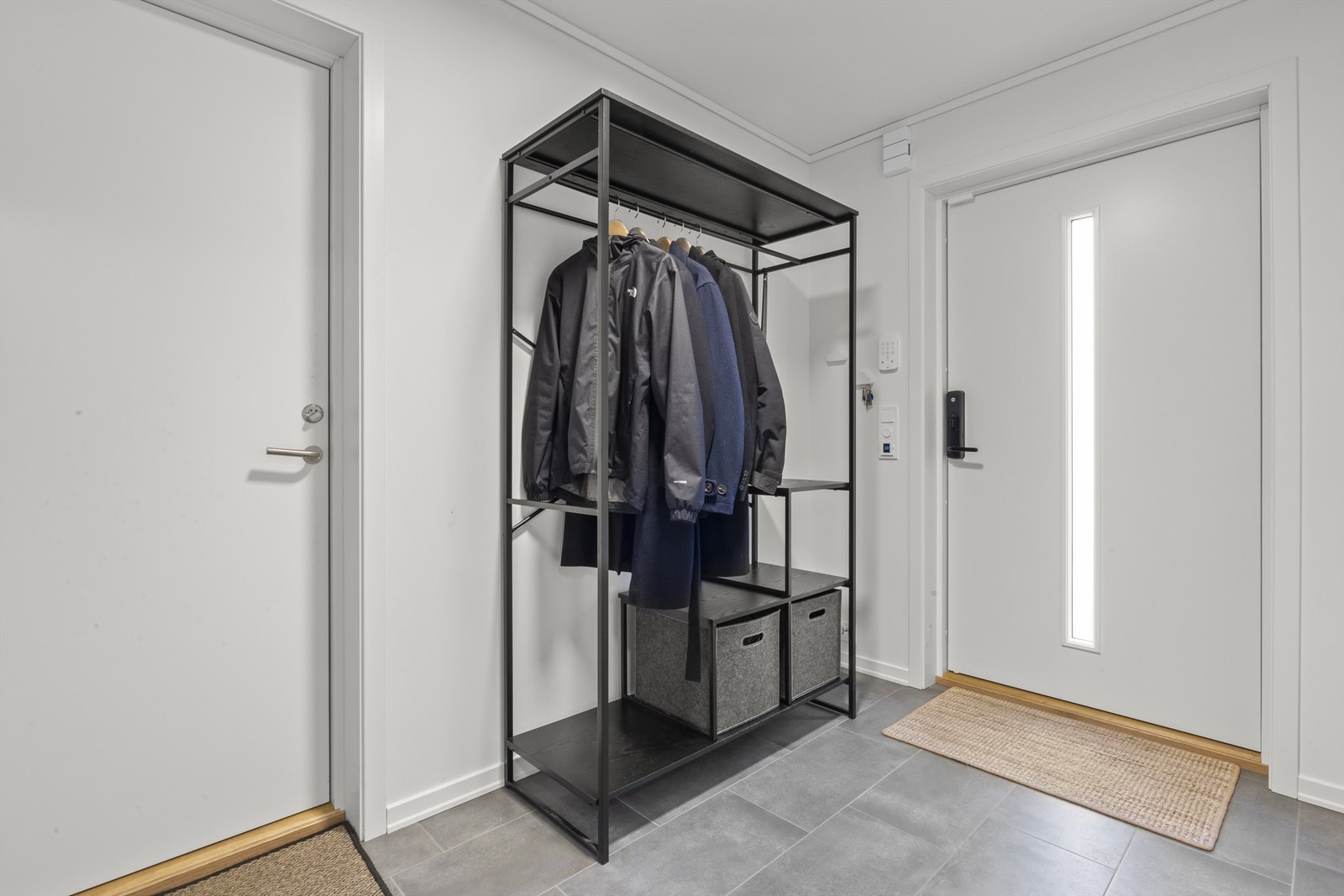 Innbydende gang med god plass til å henge fra seg ytterklær. Galleribilde