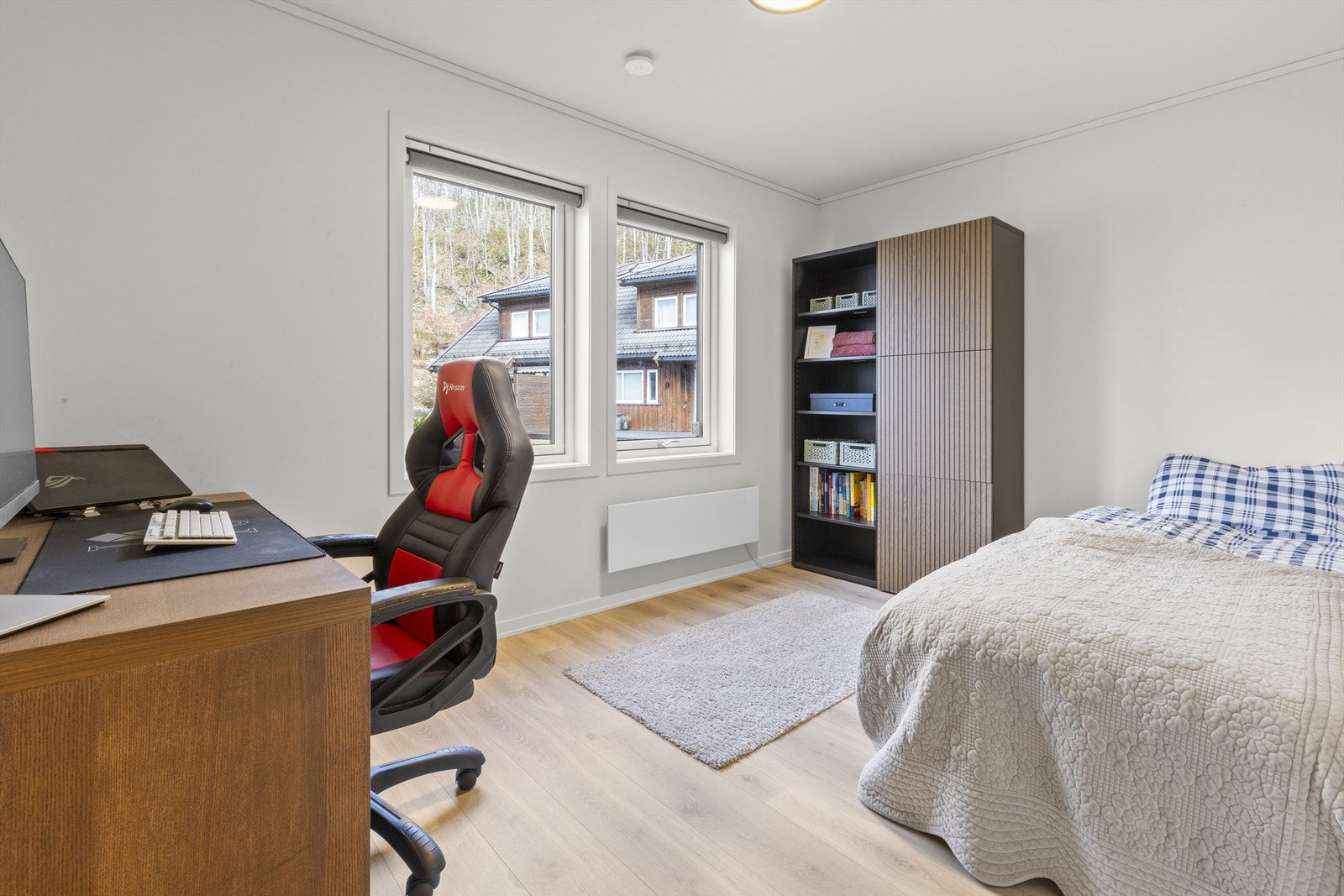 Stort soverom med god plass til dobbeltseng og annet møblement. Galleribilde