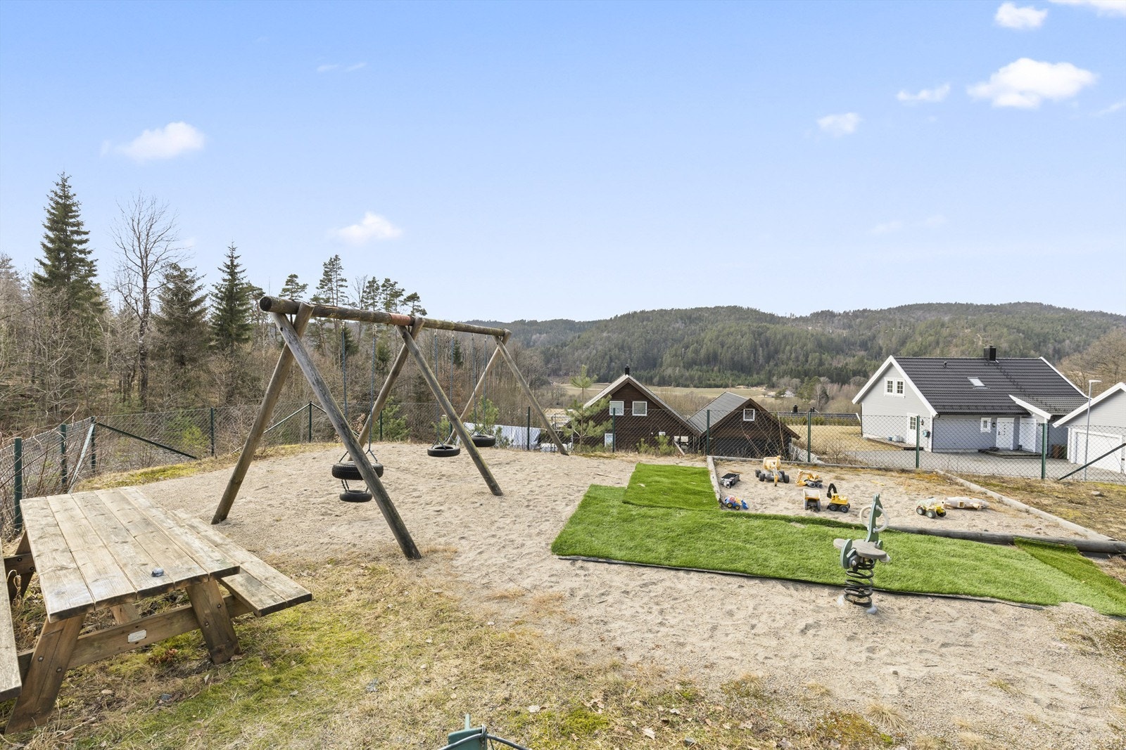 Her vil du bo i et barnevennlig nabolag i rolige omgivelser, med lekeplass i gangavstand. Galleribilde