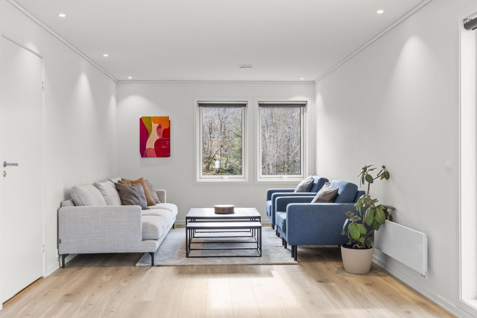 Stuen er naturlig inndelt i sofa- og spisegruppe. Galleribilde
