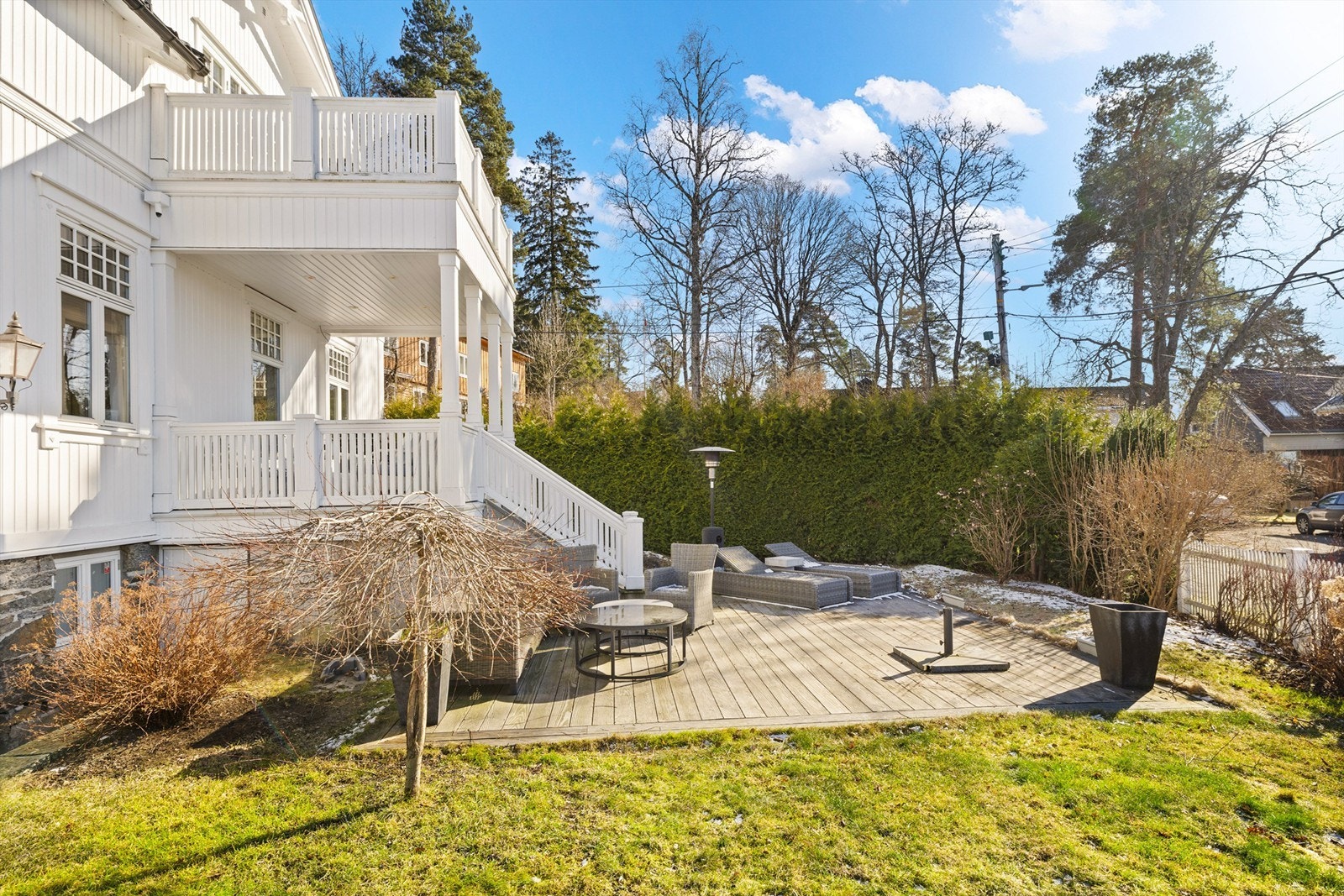 Flotte uteområder med terrasseplattinger og grøntarealer og beplantning. Galleribilde