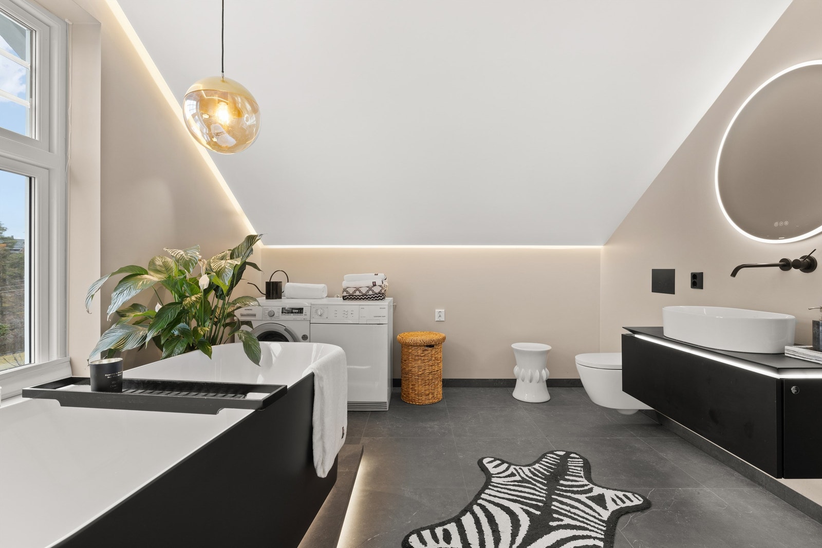 Opplegg for vaskemaskin og tørketrommel på badet i 2. etasje. Galleribilde