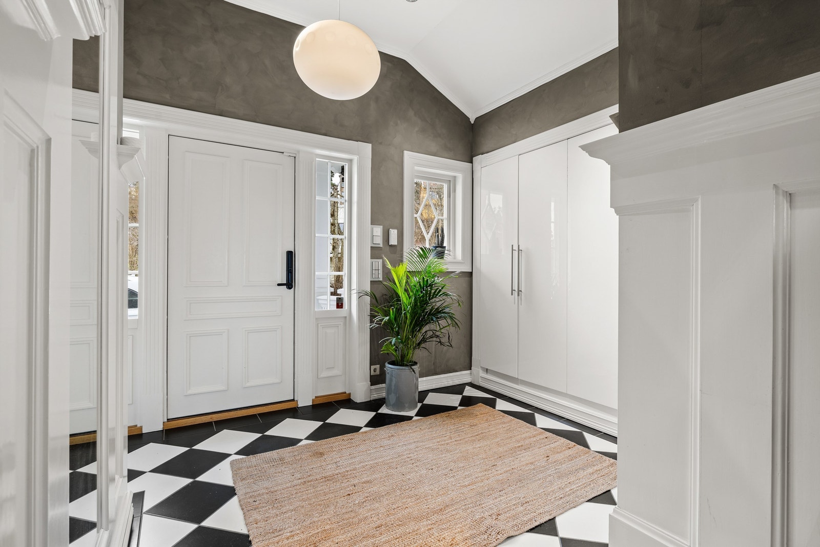 Romslig hall med plassbygde garderober. Galleribilde