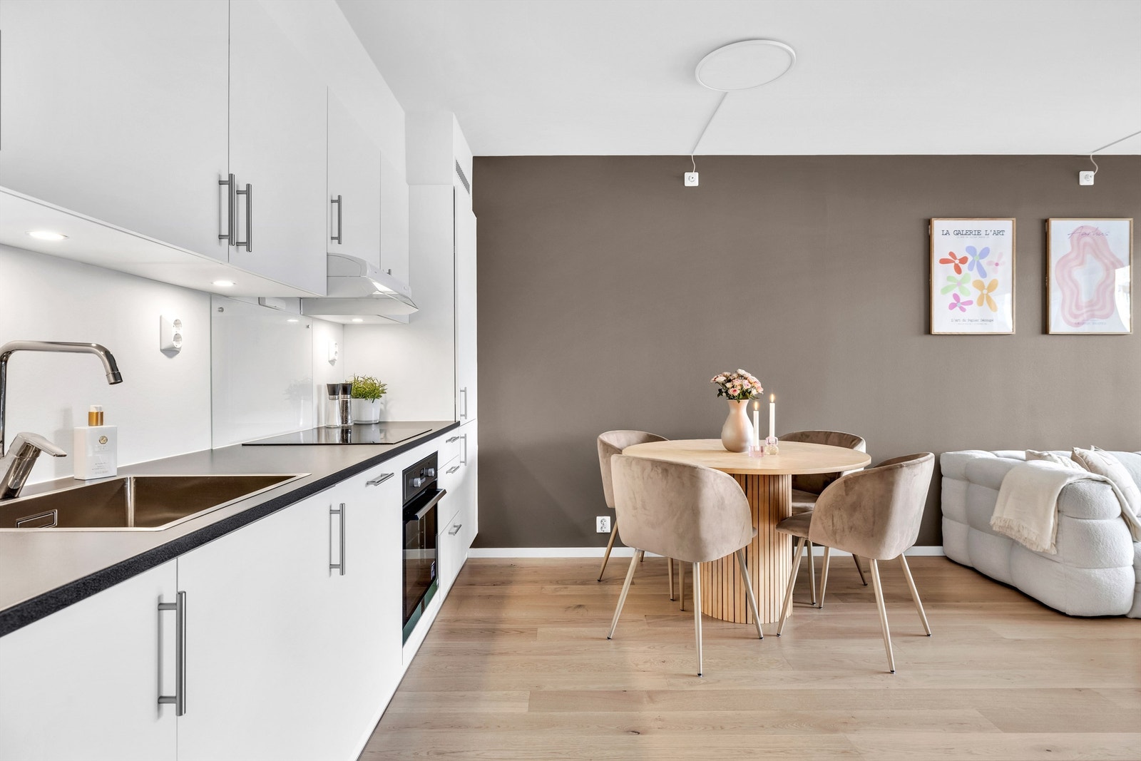 Plass til spisebord. Her kan man samle familie og venner for mange gode måltider og hyggelige stunder. Galleribilde