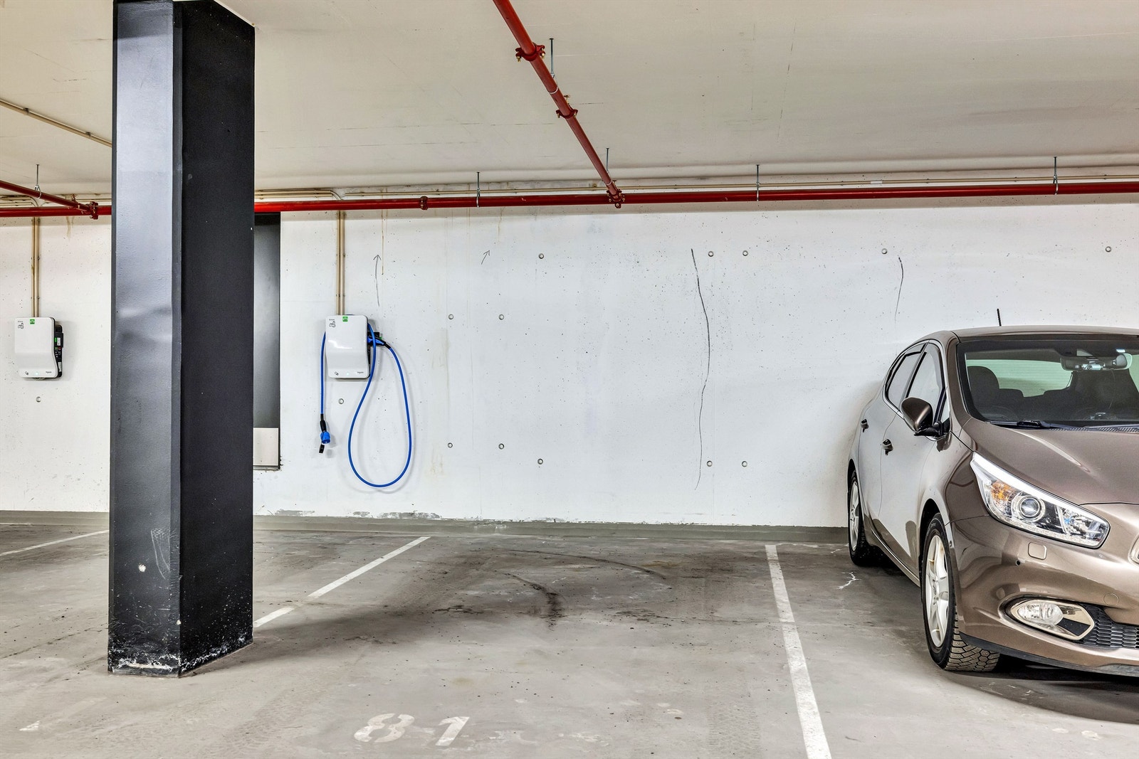 Leiligheten har en tilhørende garasjeplass. Mulighet for etablering av el-bil lader. Galleribilde