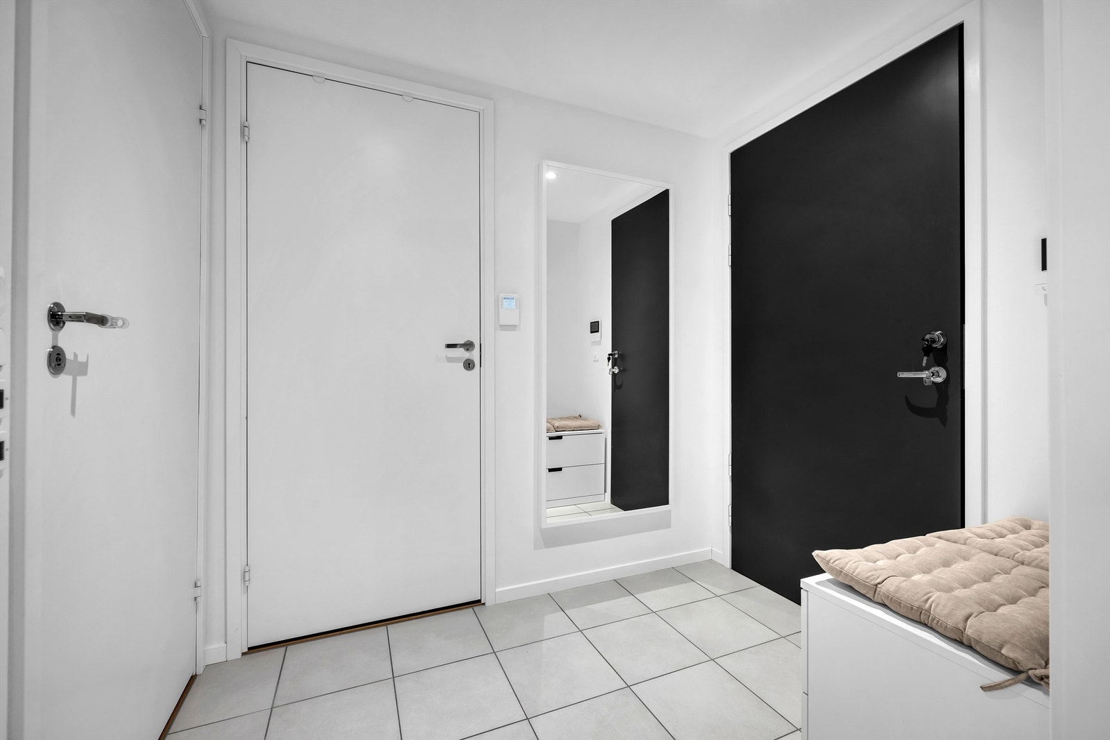 Velkommen inn! Flislagt entre med god plass til oppbevaring av sko og yttertøy. Tilgang til praktisk bod. Galleribilde