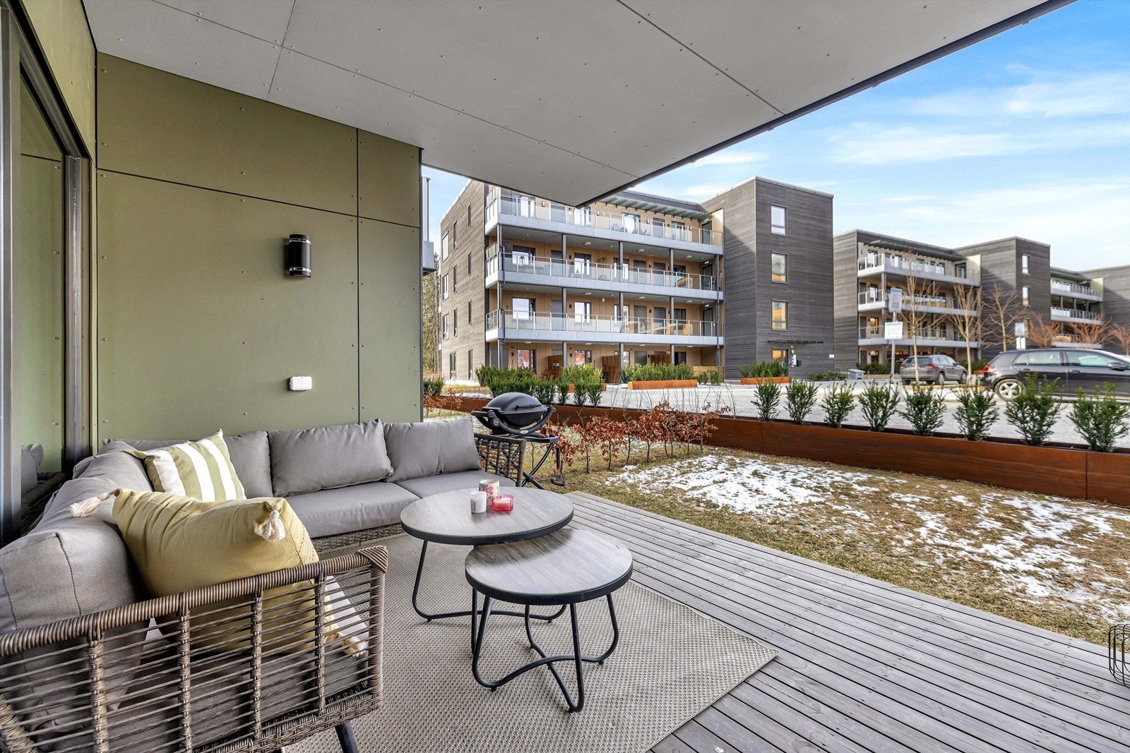 Stor uteplass/hage. Delvis overbygget. Galleribilde