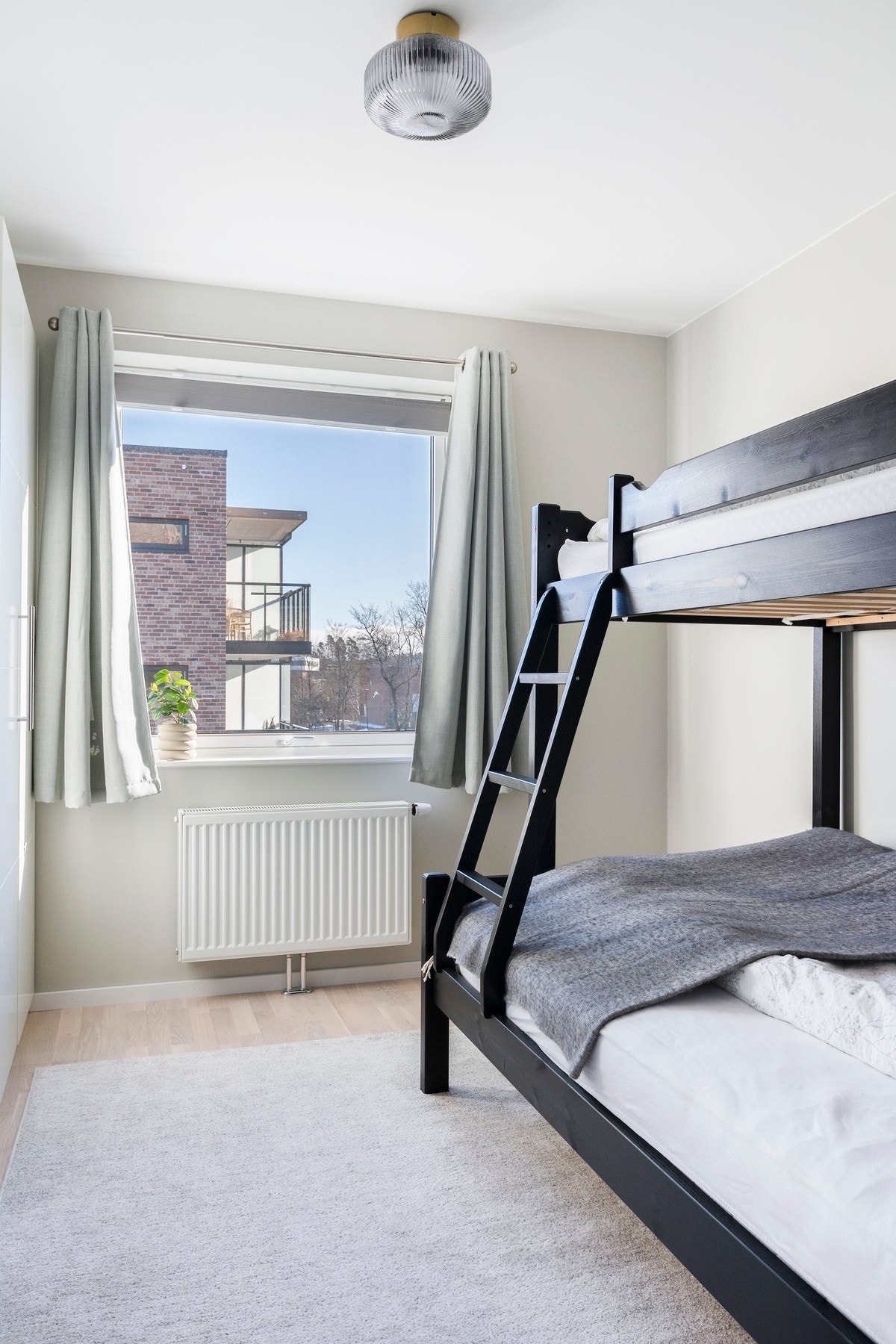 Leiligheten varmes opp med radiatorer og har varmtvann fra fellesanlegg. Galleribilde