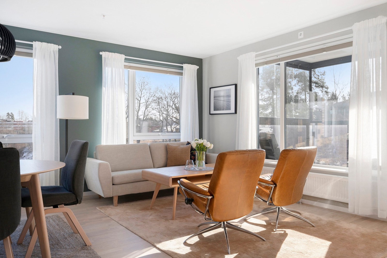 Det sosiale rommet har god plass til både tv-lounge og spiseplass. Galleribilde