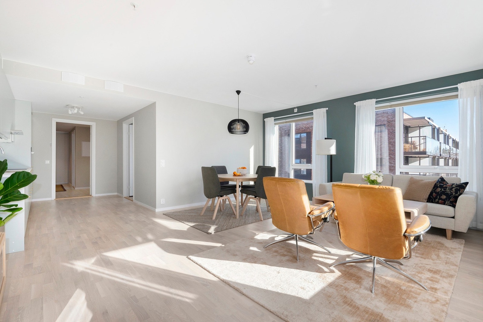 Stuen er lys og luftig med vinduer på to sider og et møbleringsvennlig areal. Galleribilde