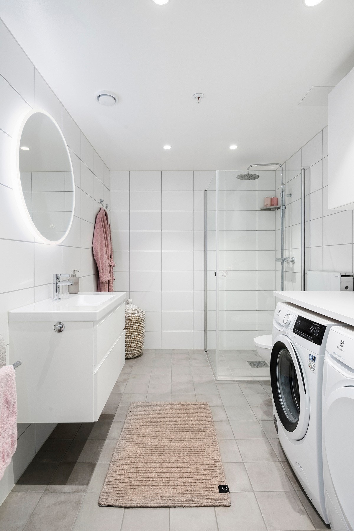 Badet er helfliset med varmekabler i gulvet, stilig innredning og regnfallsdusj. Galleribilde