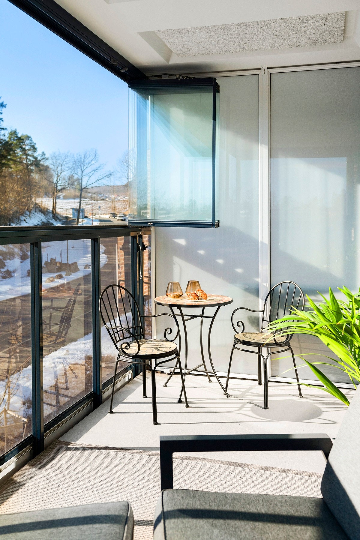 Balkongen har lettstelt dekke, utebelysning, rekkverk i glass og skyvbar innglassing. Galleribilde