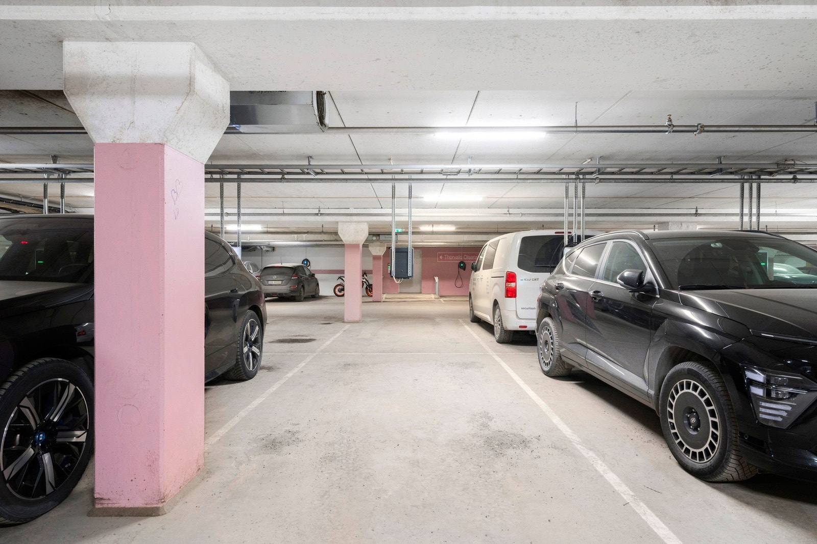 Det medfølger en garasjeplass med elbillader. Galleribilde