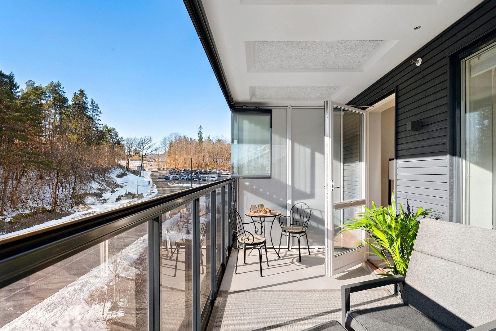 Balkongen er ca. 11 kvm og ligger sydøstvendt med sol fra 08-tiden til 18-tiden om sommeren. Galleribilde