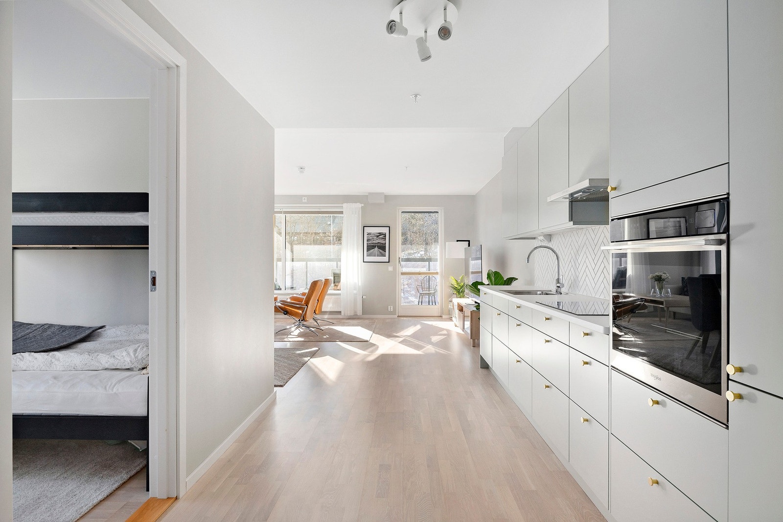 Kjøkkeninnredningen fra Marbodal er plassert langs én vegg, i åpen løsning til stuen. Galleribilde