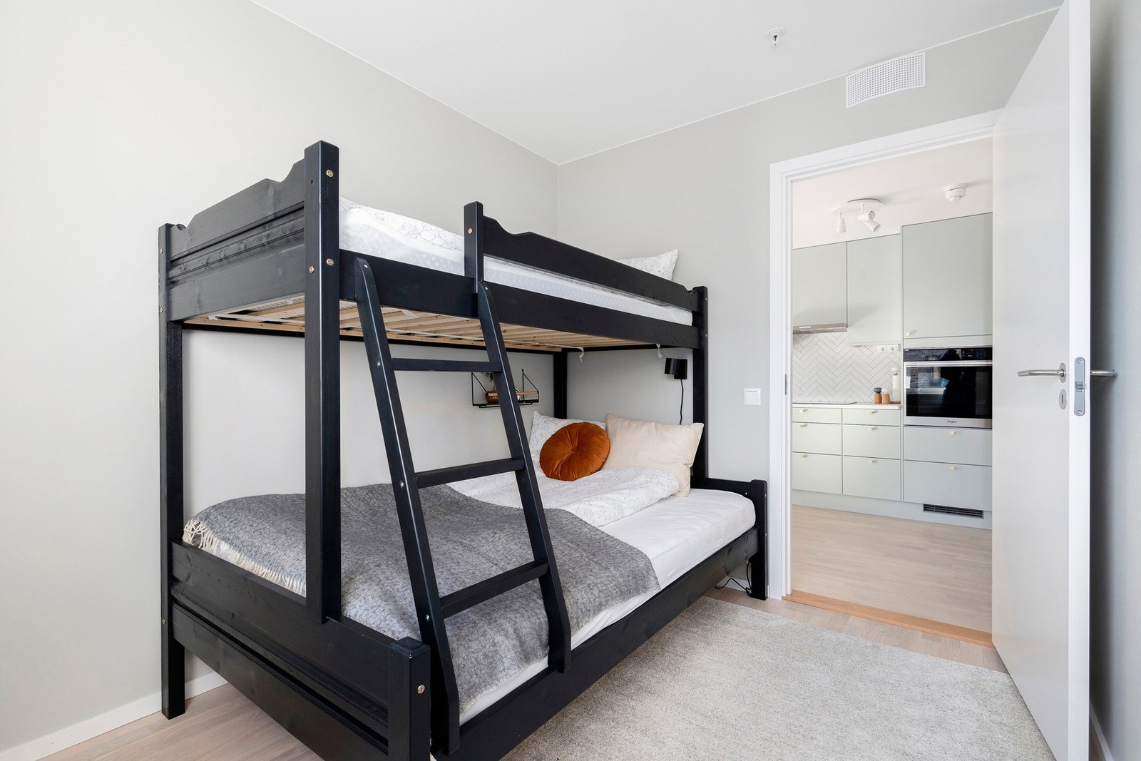 Det minste soverommet har garderobeskap og adkomst fra kjøkkensonen. Galleribilde