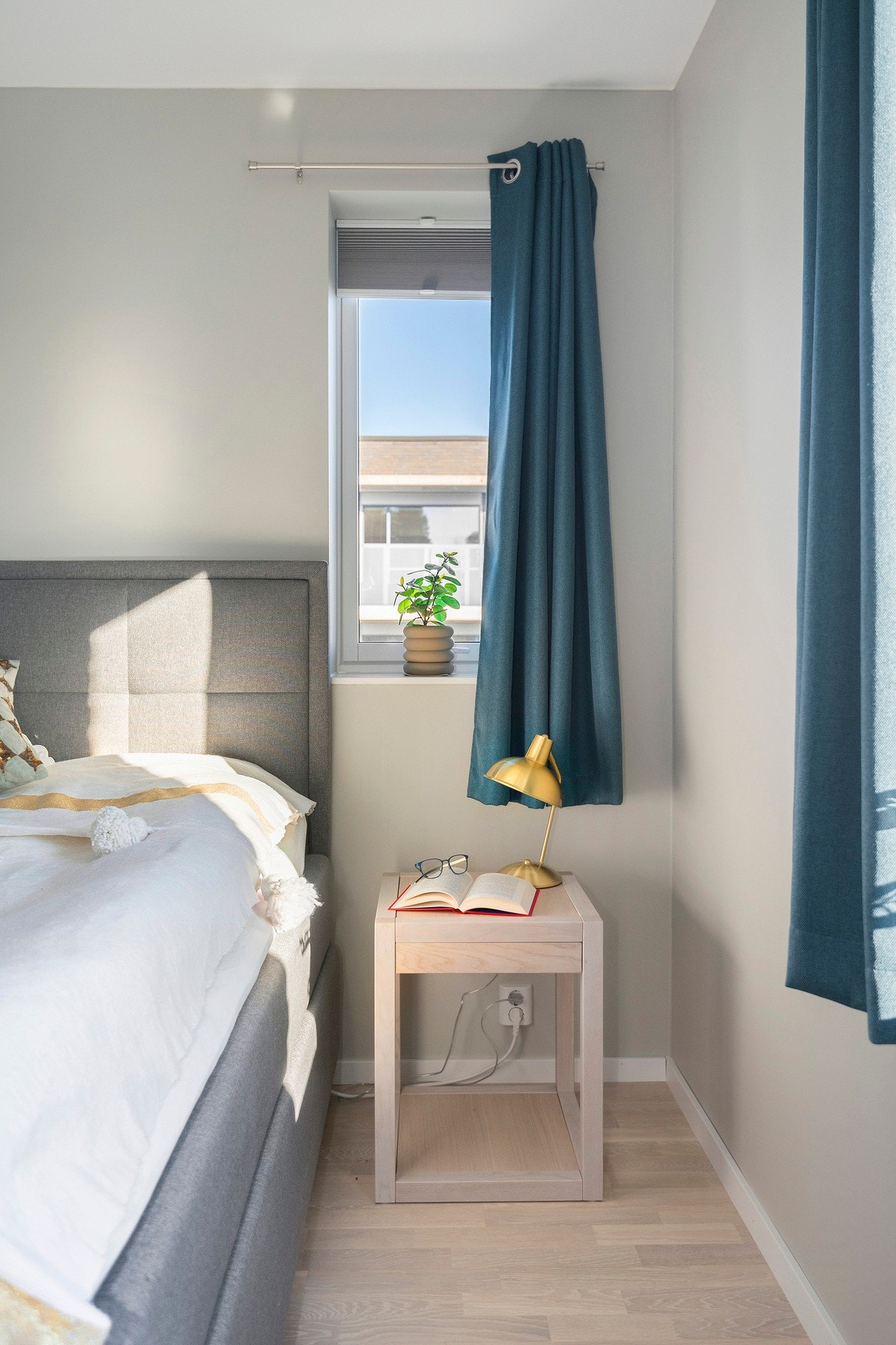 Leiligheten har to gode soverom, det ene med dagslys fra vinduer på to sider. Galleribilde