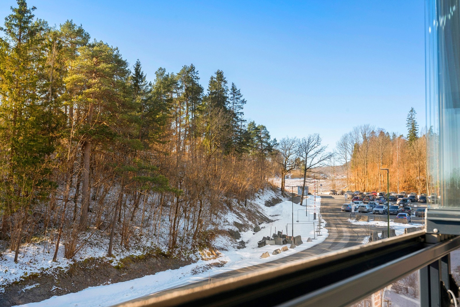 Beliggenheten er sentral, rett ved Nesbru videregående skole, dagligvare og busstopp. Galleribilde