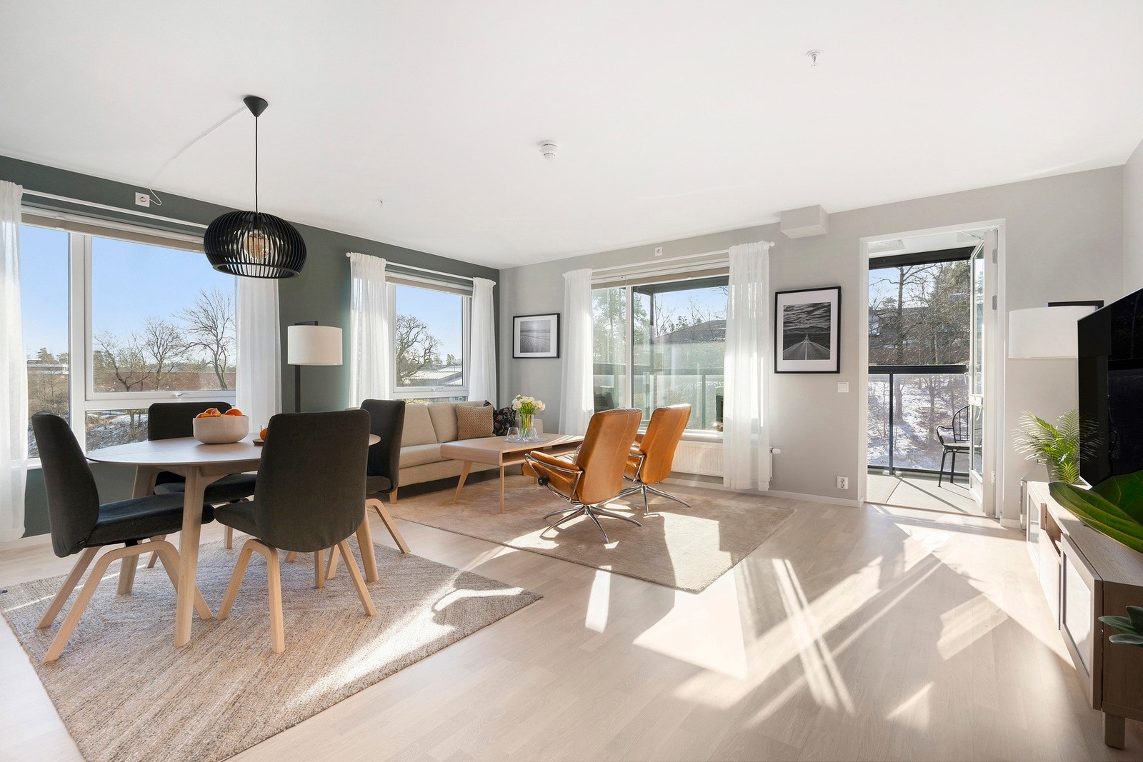 Fra stuen er det utgang til en innglasset balkong på ca. 11 kvm, en lun og solrik forlengelse av rommet. Galleribilde