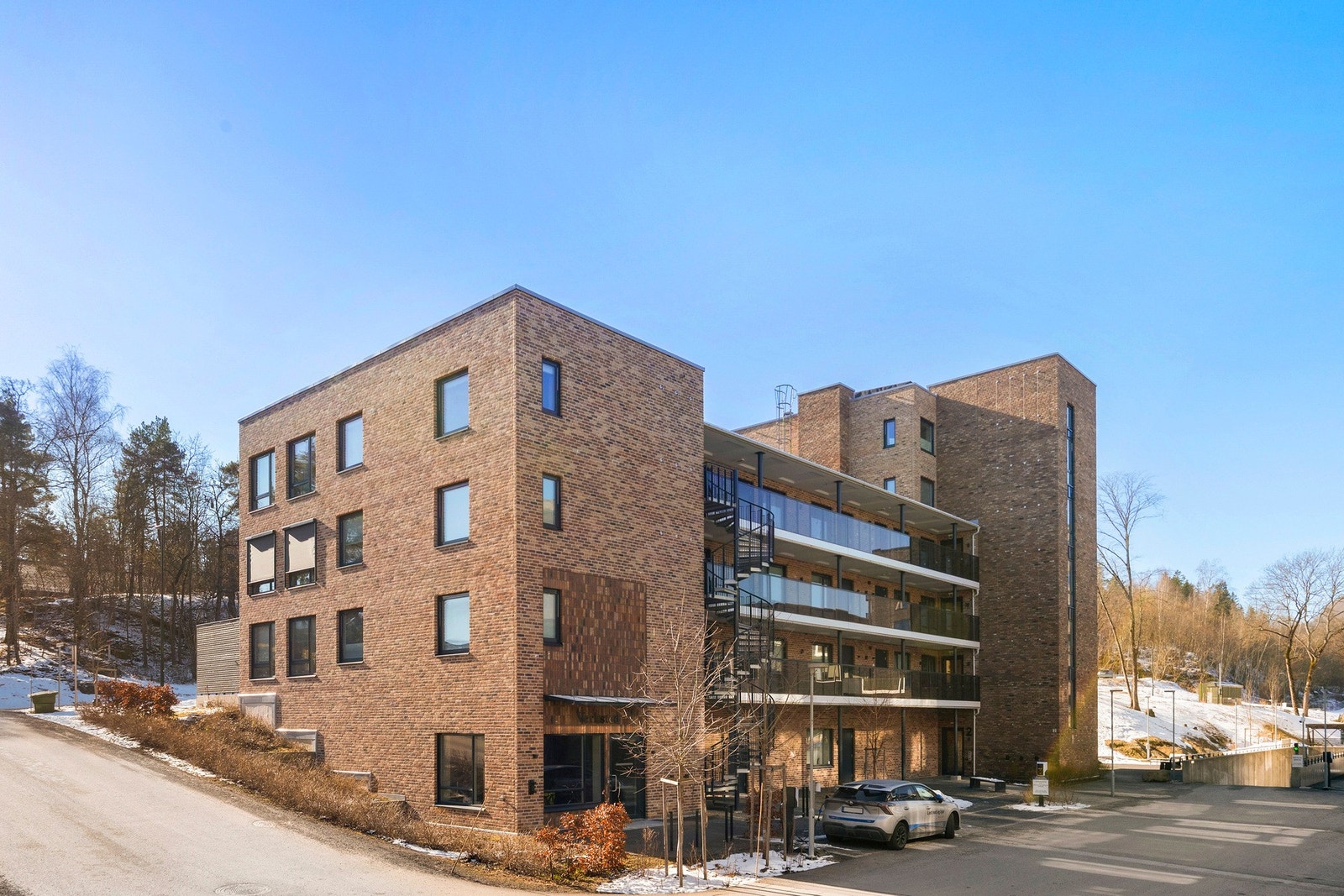 Leiligheten ligger på enden i tredje etasje, i et moderne bygg fra 2021. Galleribilde