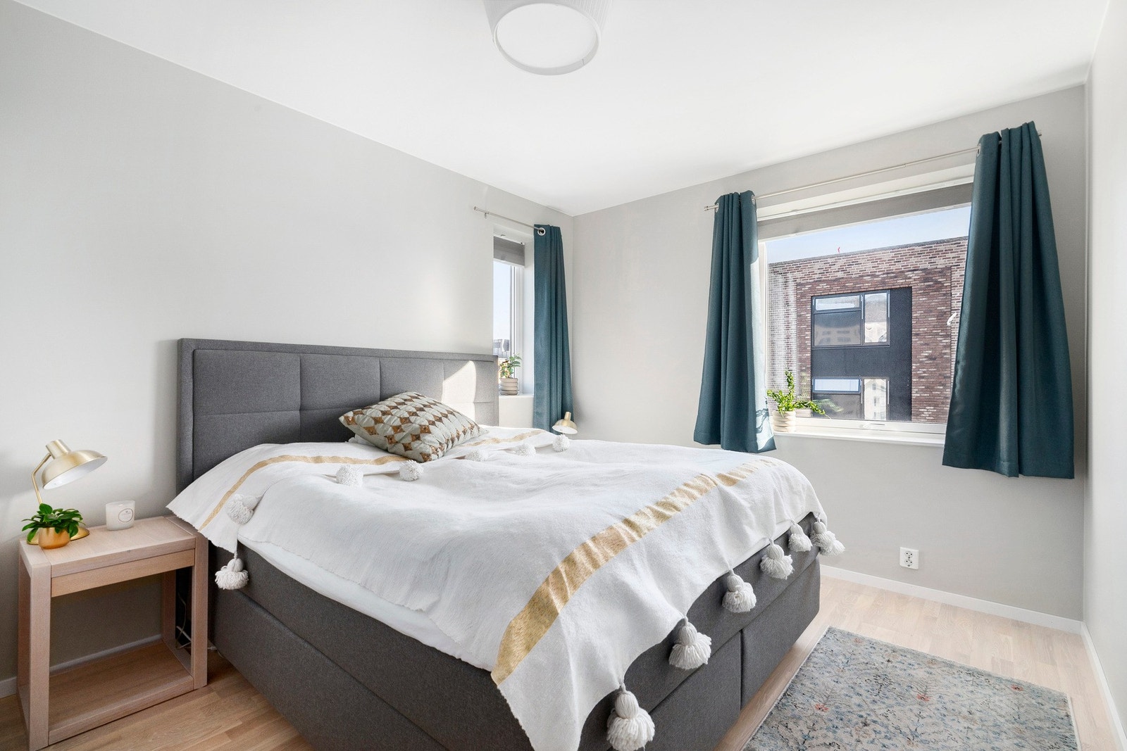 Rommene har parkettgulv, listefrie vinduer og himlinger, samt vegger malt i lyse farger. Galleribilde