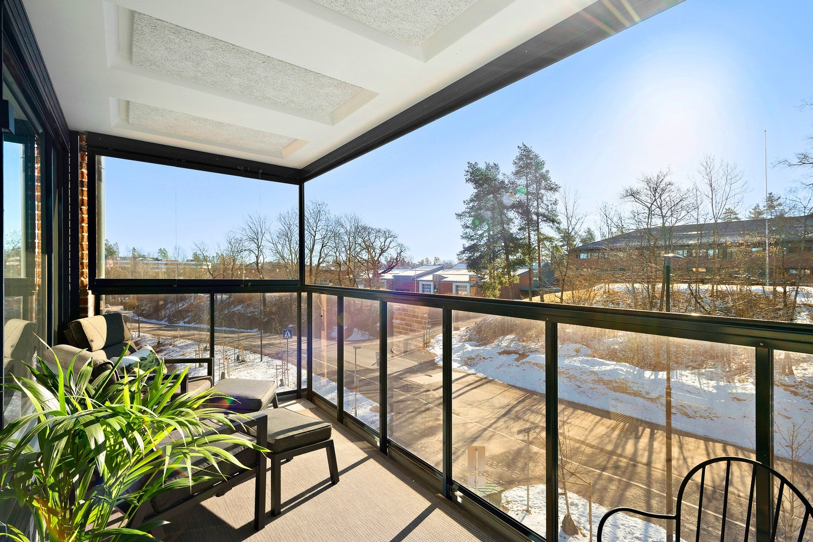 Innglassingen kan skyves til side for å slippe inn luft, og det er god plass til komfortable utemøbler. Galleribilde