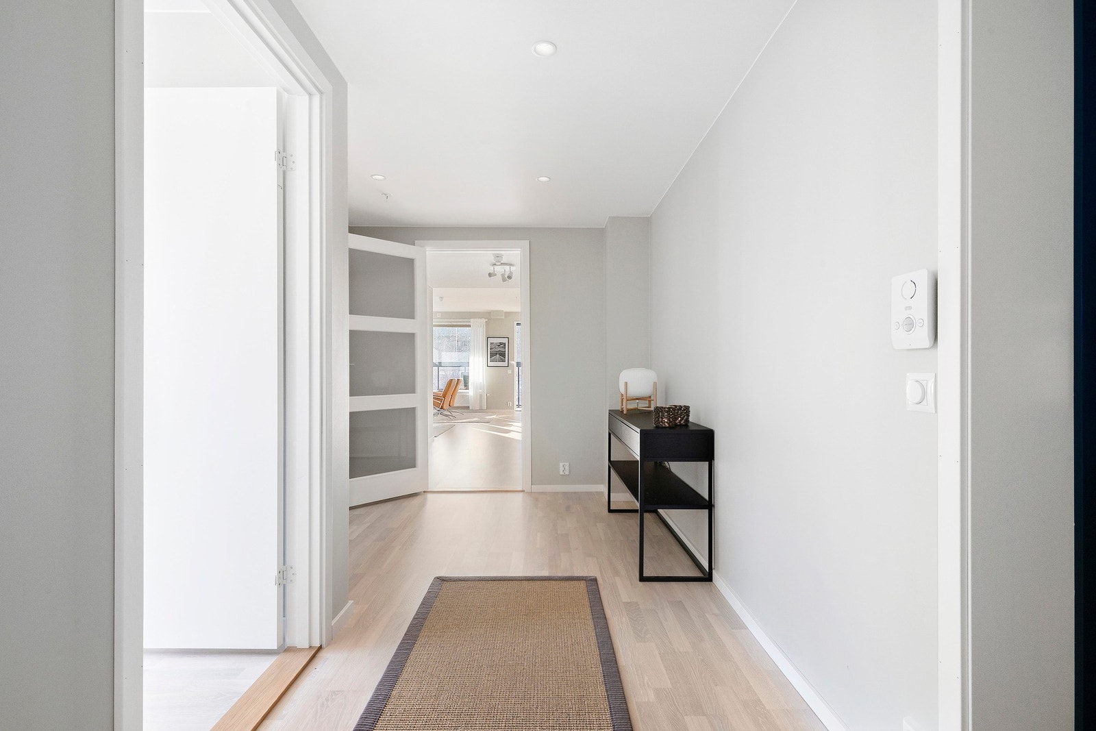 Fra entreen er det dør med glassfelt inn i stuen for en ekstra luftig følelse. Galleribilde