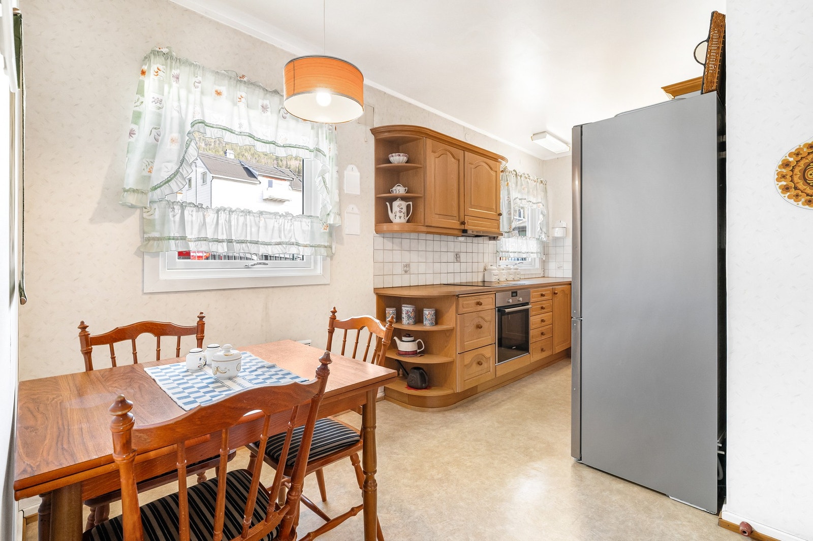 Kjøkkenet ligger i dag separat med adkomst fra gangen/stuen. Galleribilde