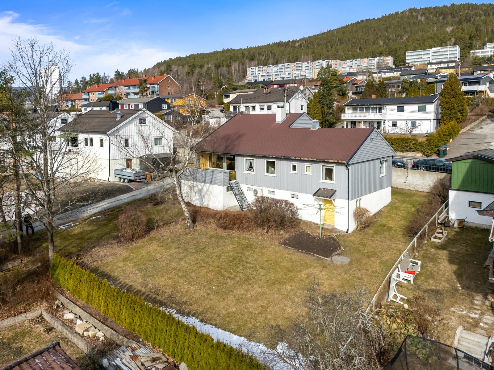 Huset er moden for oppussing. En solid mulighet til å skape et flott hjem i sentrale og familievennlige omgivelser på Åssiden. Galleribilde