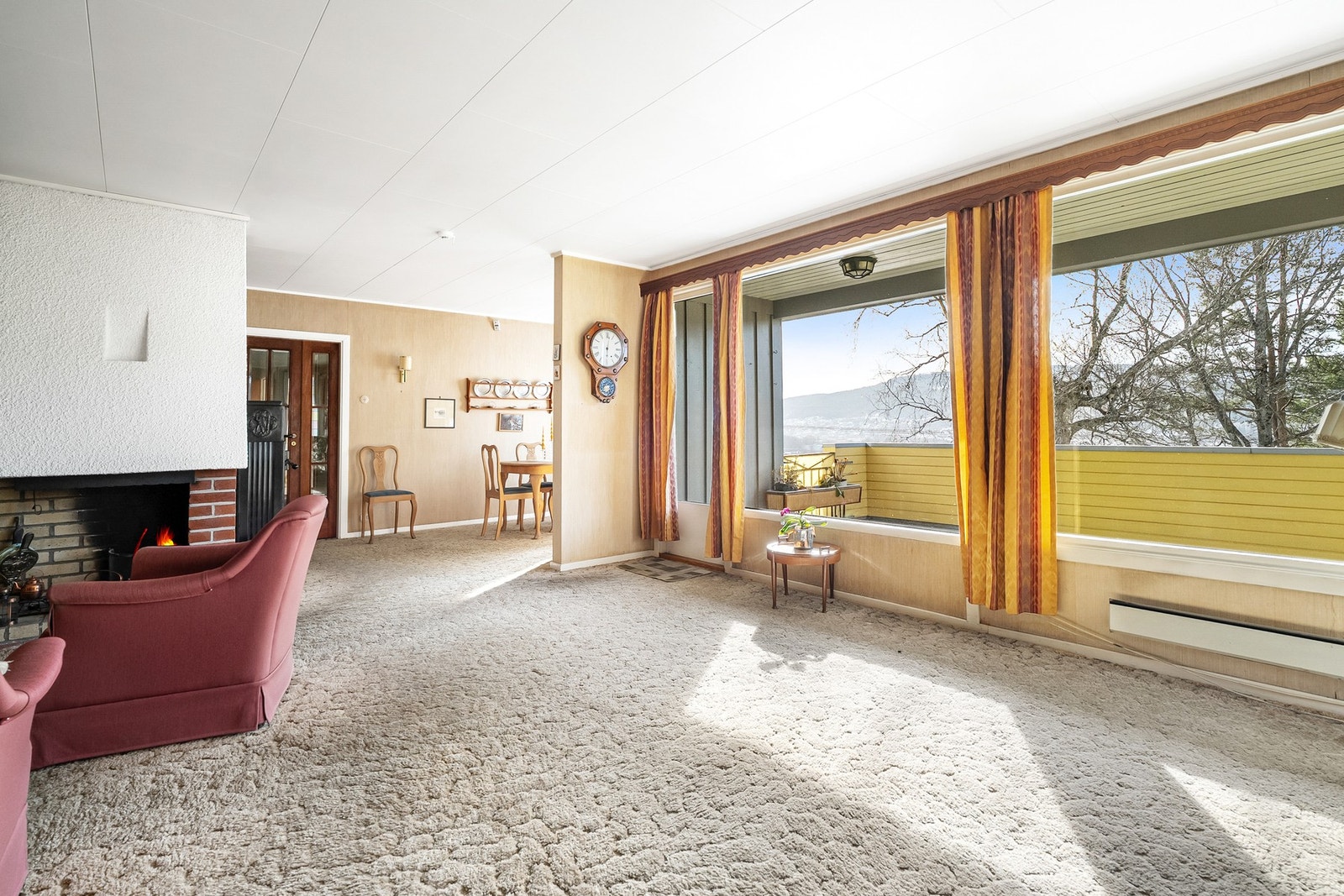 Særdeles lys stue med store vinduer og utgang til verandaen. Flott utsikt både inne og ute. Galleribilde