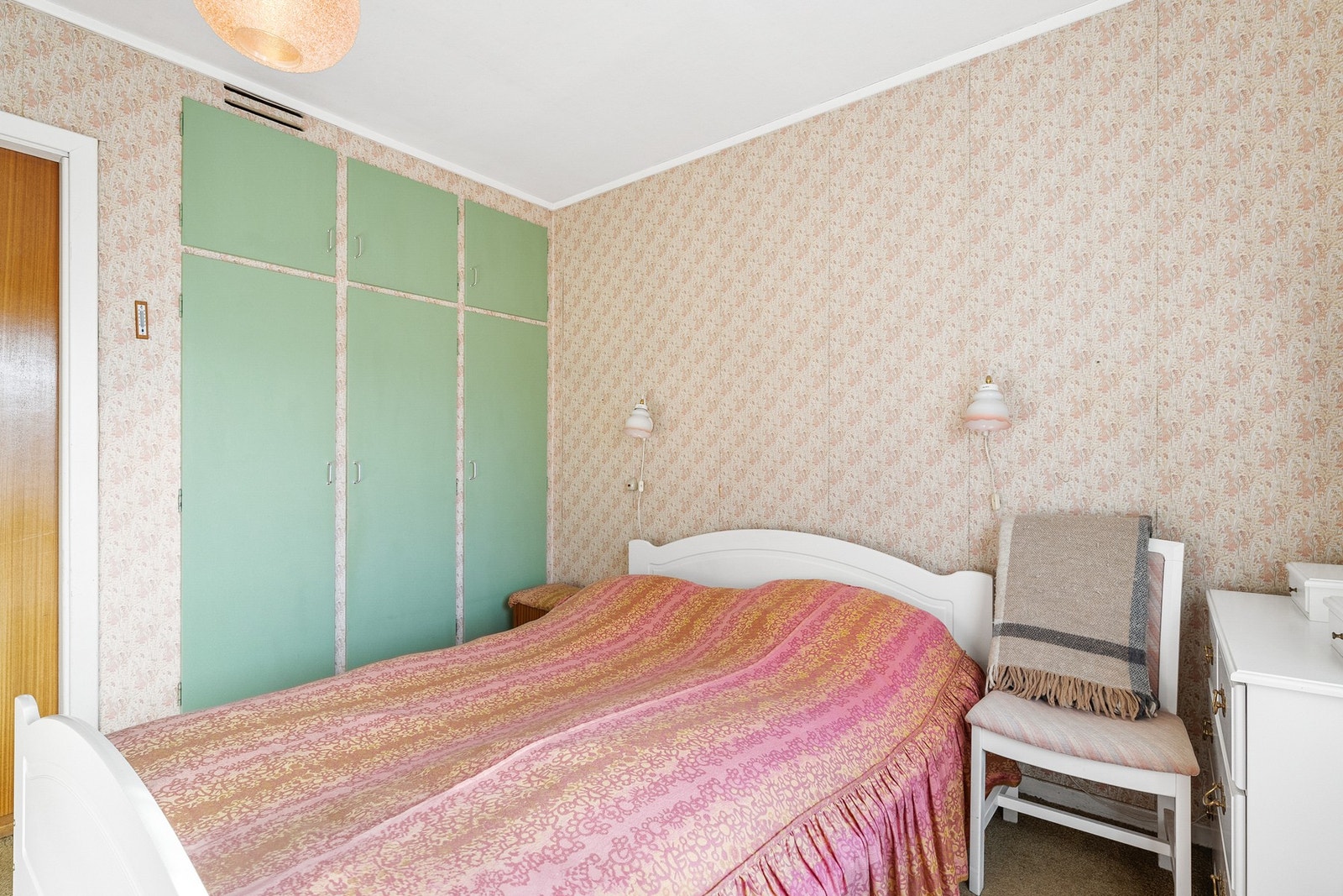 Plassbygget garderobeskap på to av soverommene. Galleribilde