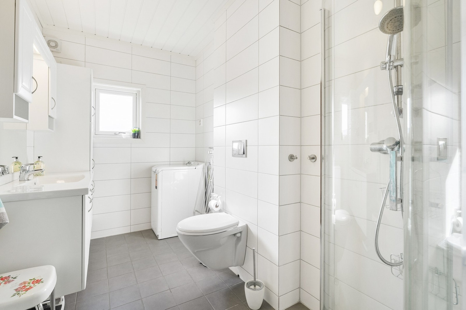 Flislagt bad fra 2014 med opplegg for vaskemaskin. Galleribilde