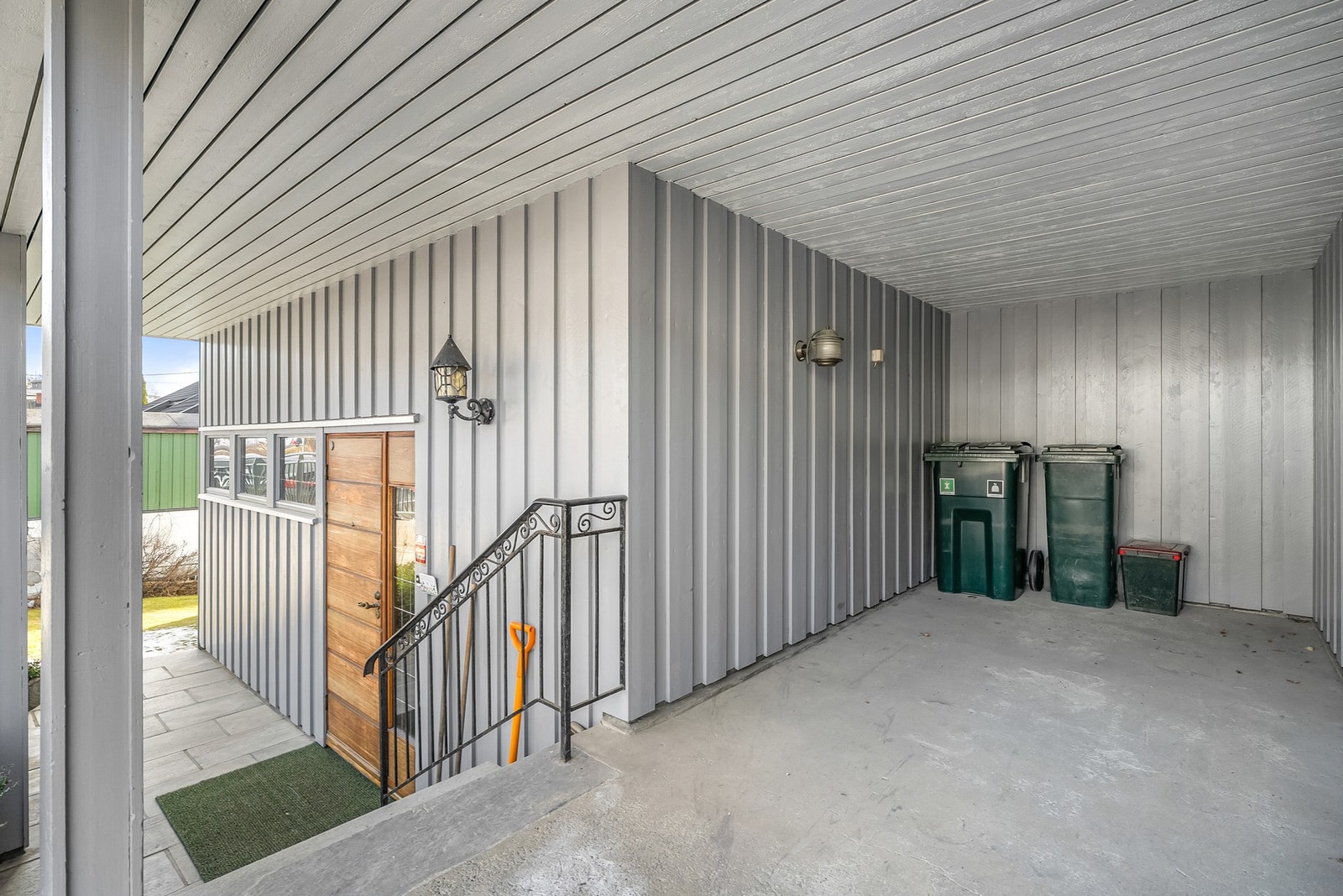 Inngangsparti med carport og garasje Galleribilde