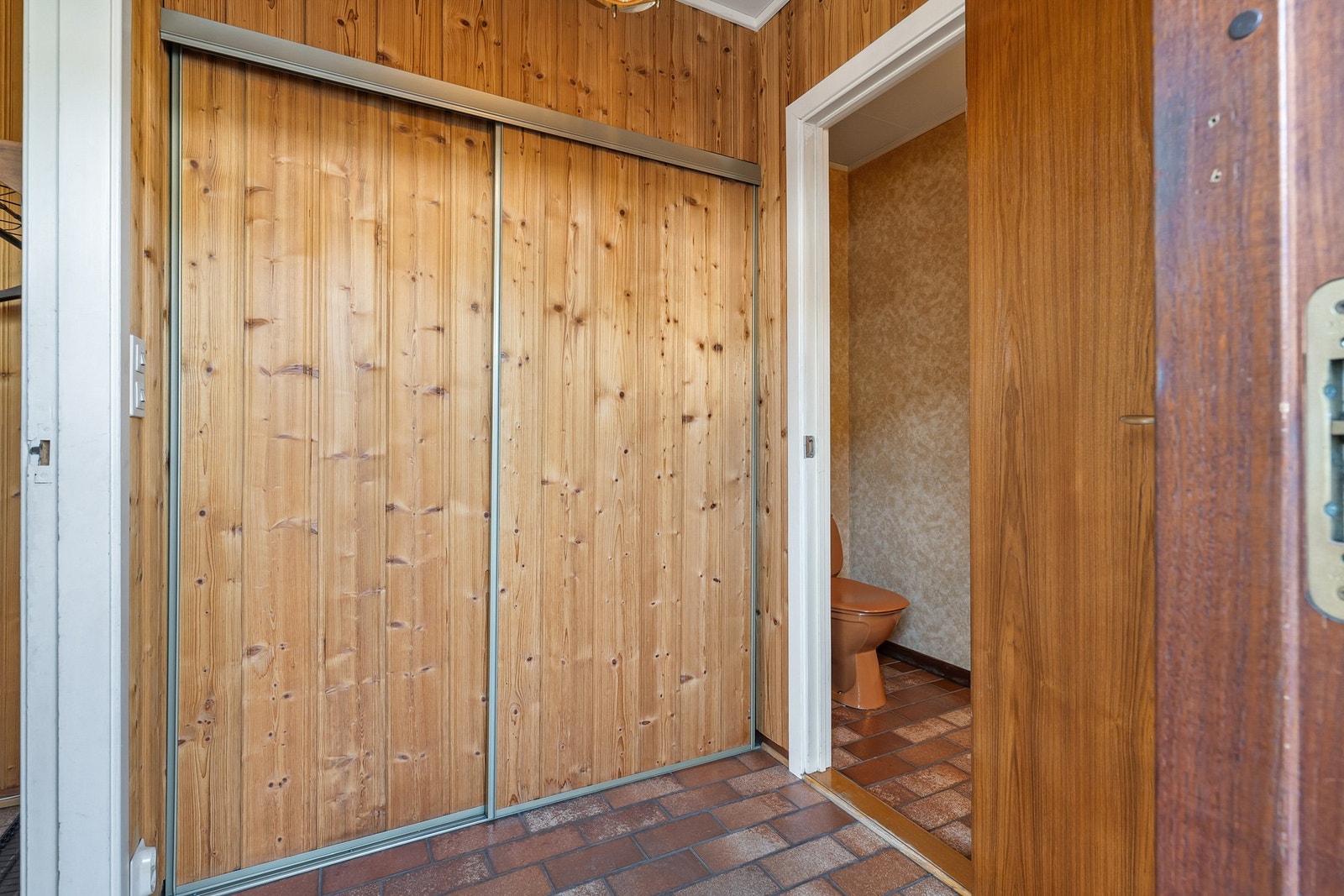 Skyvedørsgarderobe i vindfanget samt praktisk adkomst til gjestetoalettet. Galleribilde