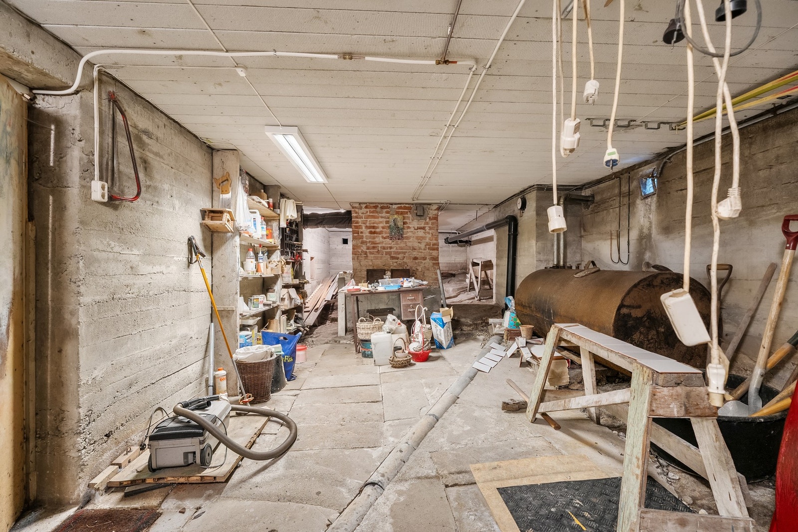 Grovkjeller med god lagringsplass (står som ikke-utgravd på godkjente tegninger). Oljetank er sanert. Galleribilde