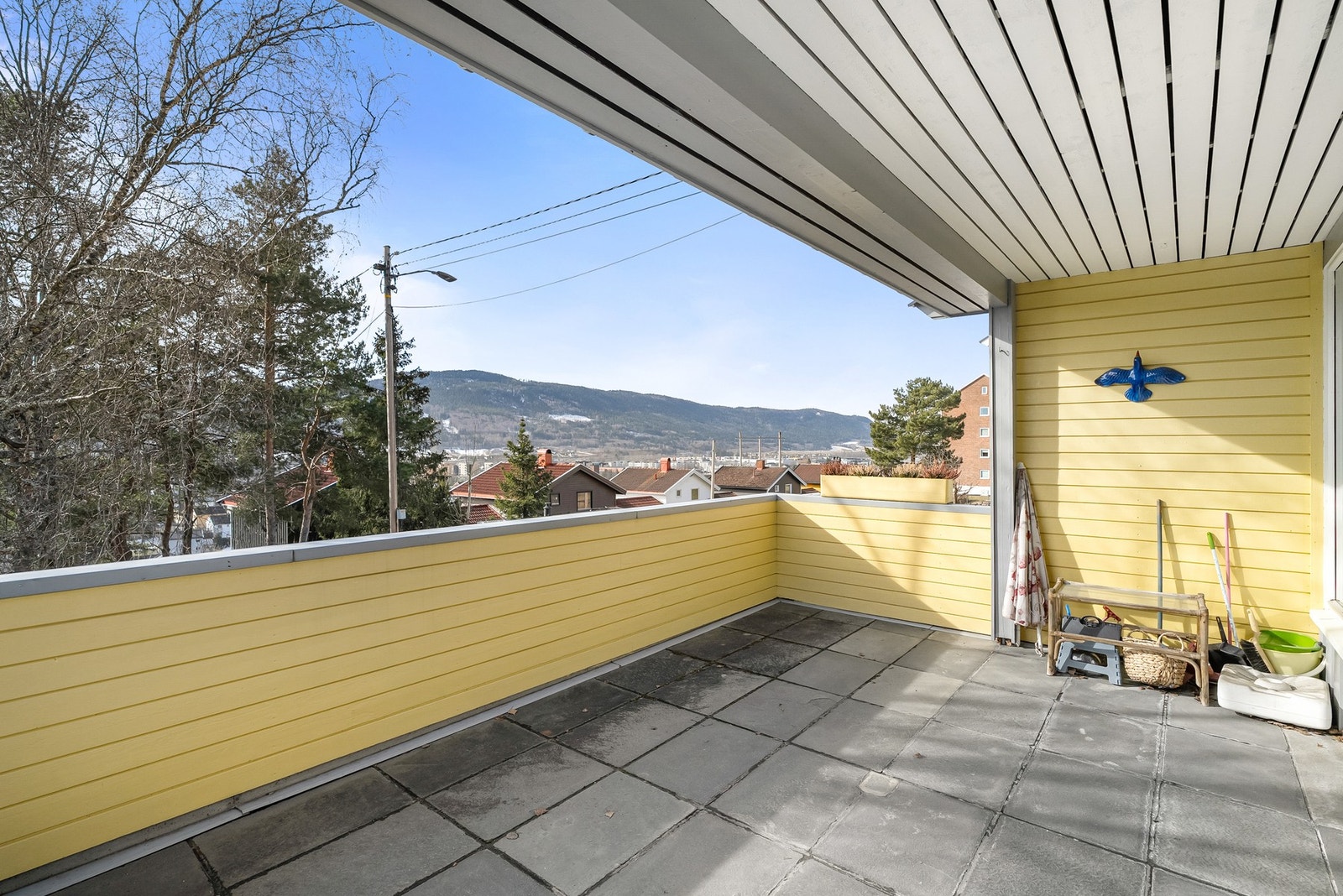 Sydvendt veranda over garasjen. Verandaen måler 17 kvm. Galleribilde