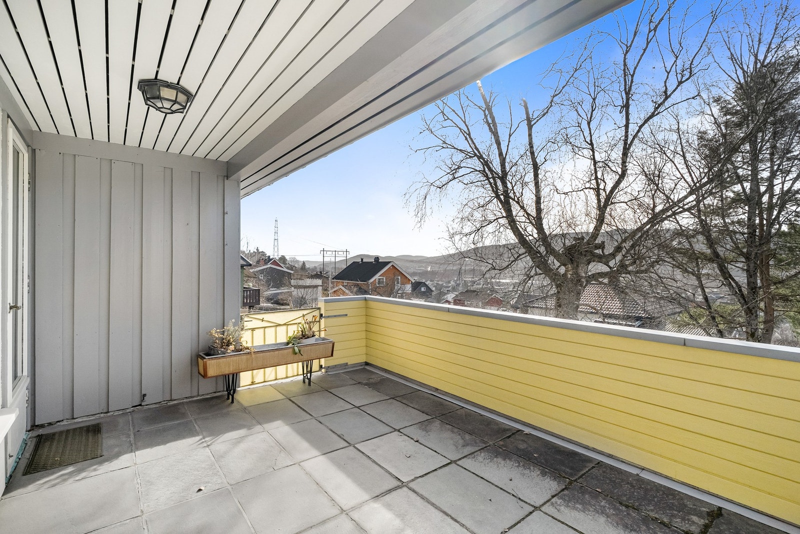 Port med trapp ned til hagen. Galleribilde