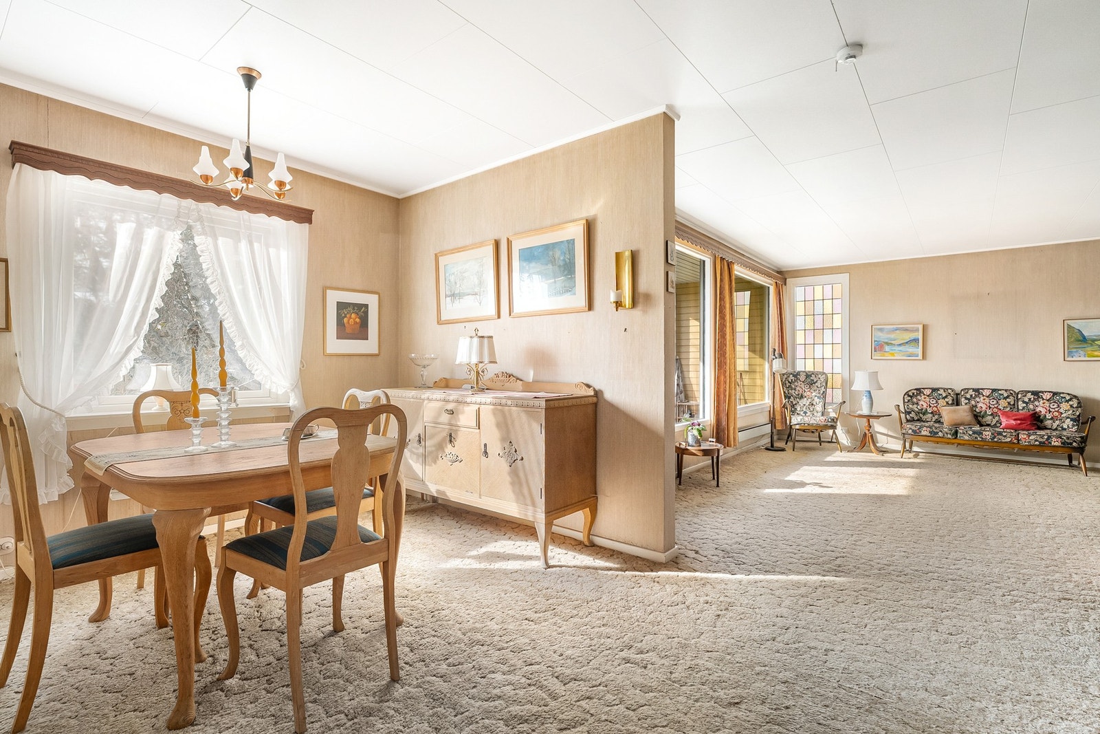 Plass til spisebordet og sofagruppe i egne soner. Galleribilde