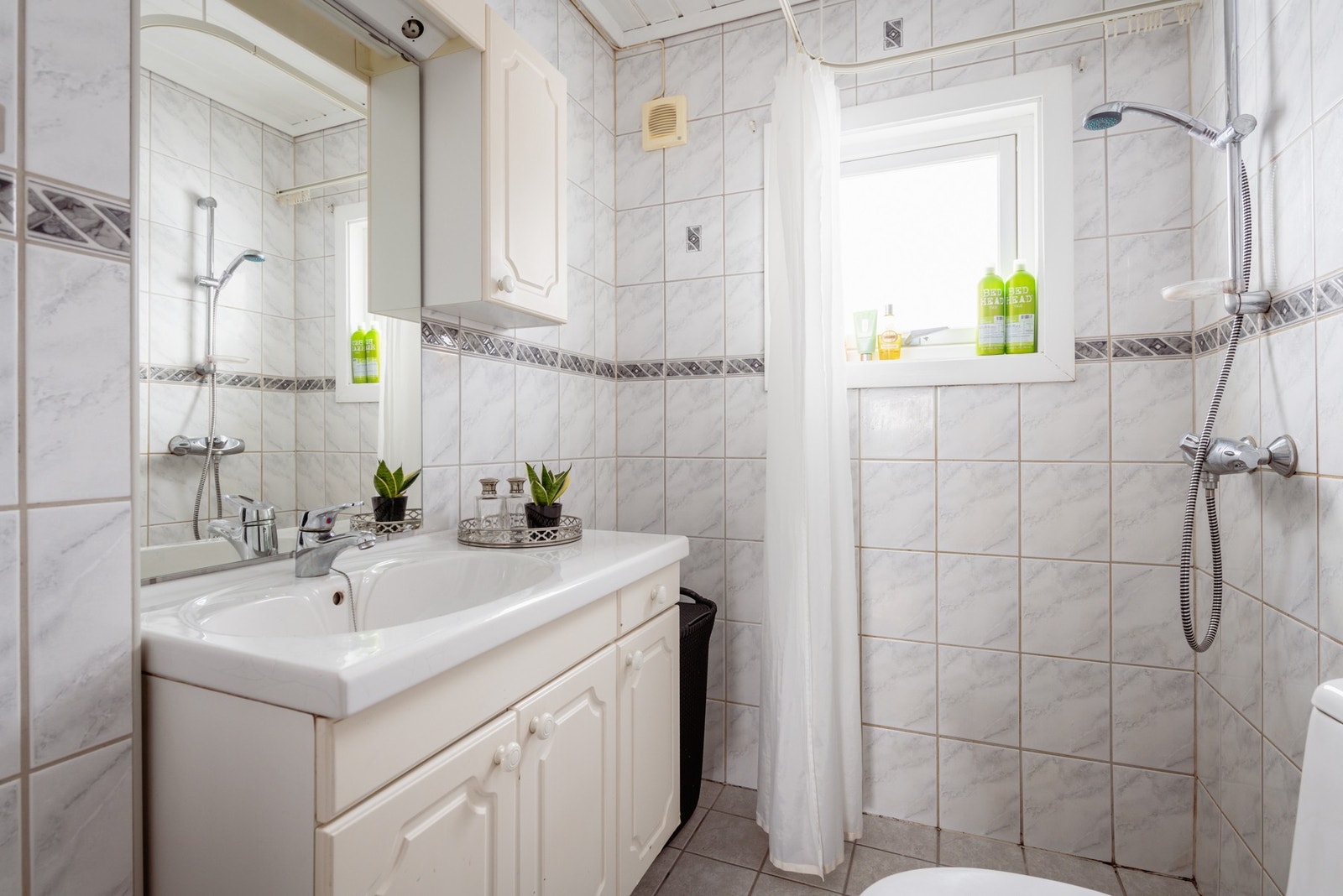 Flislagt bad med dusjnisje. Det er vedtatt renovering av alle bad i regi av borettslaget. Dette arbeidet er planlagt i perioden 2025-26. Galleribilde