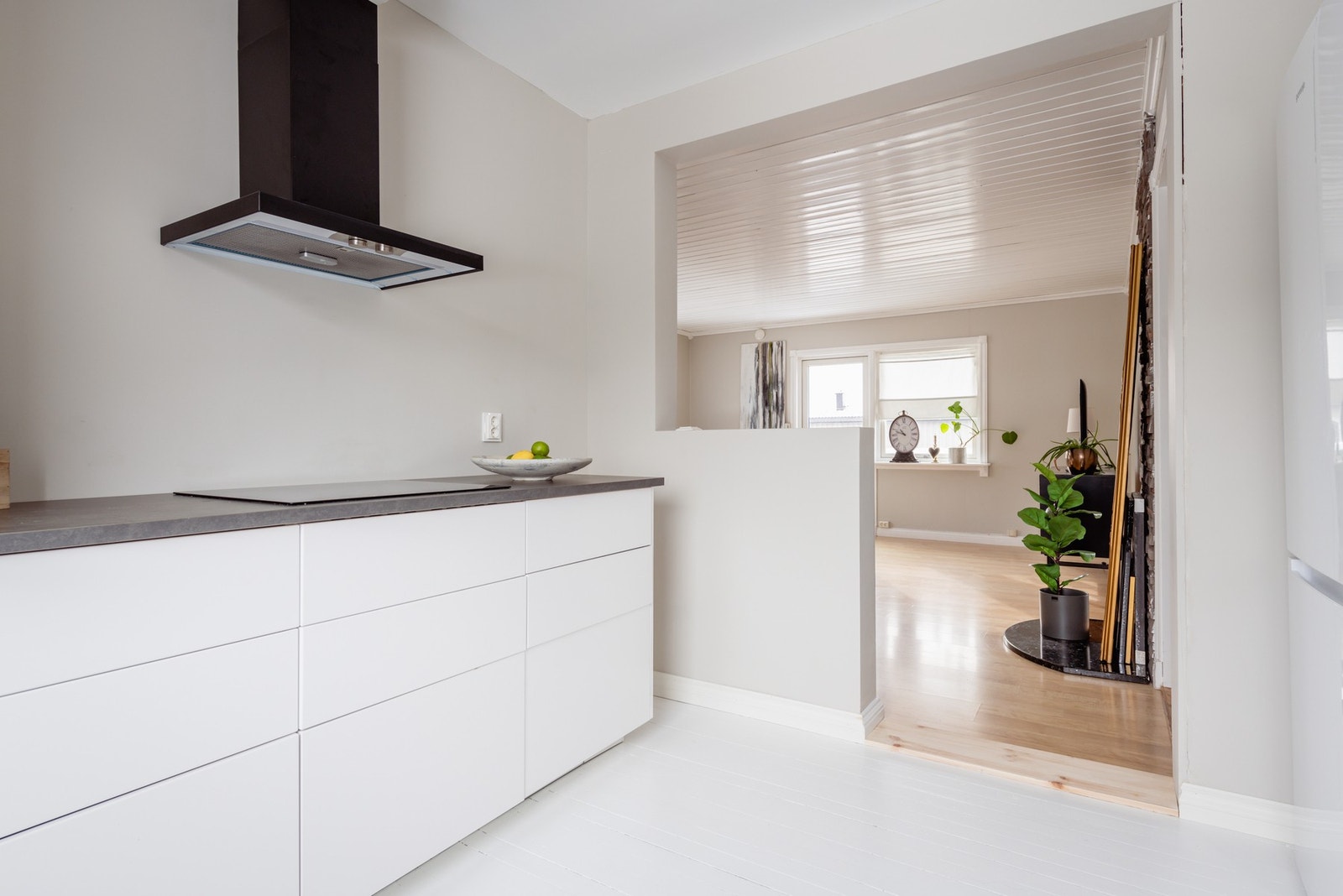 Innbydende kjøkken fra 2024, med slette fronter og integrerte hvitevarer. Galleribilde