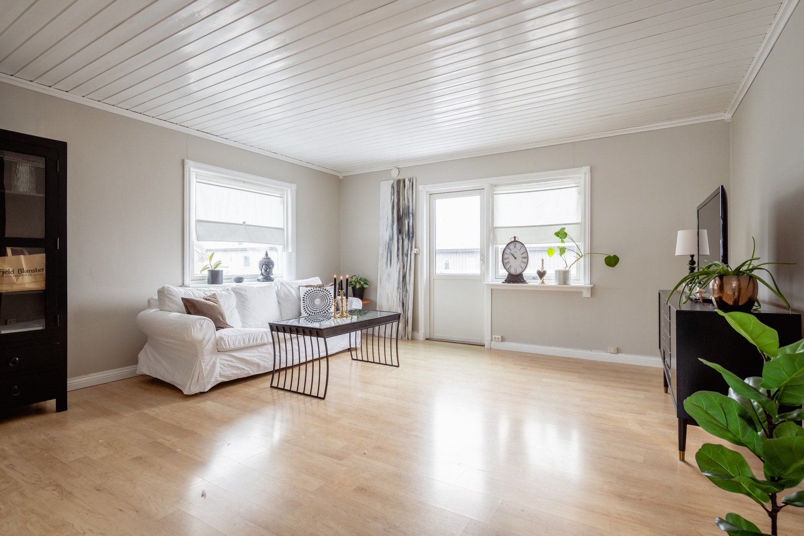 Dette er en sjarmerende 3-roms leilighet med gjennomgående lyse, delikate farger. Galleribilde