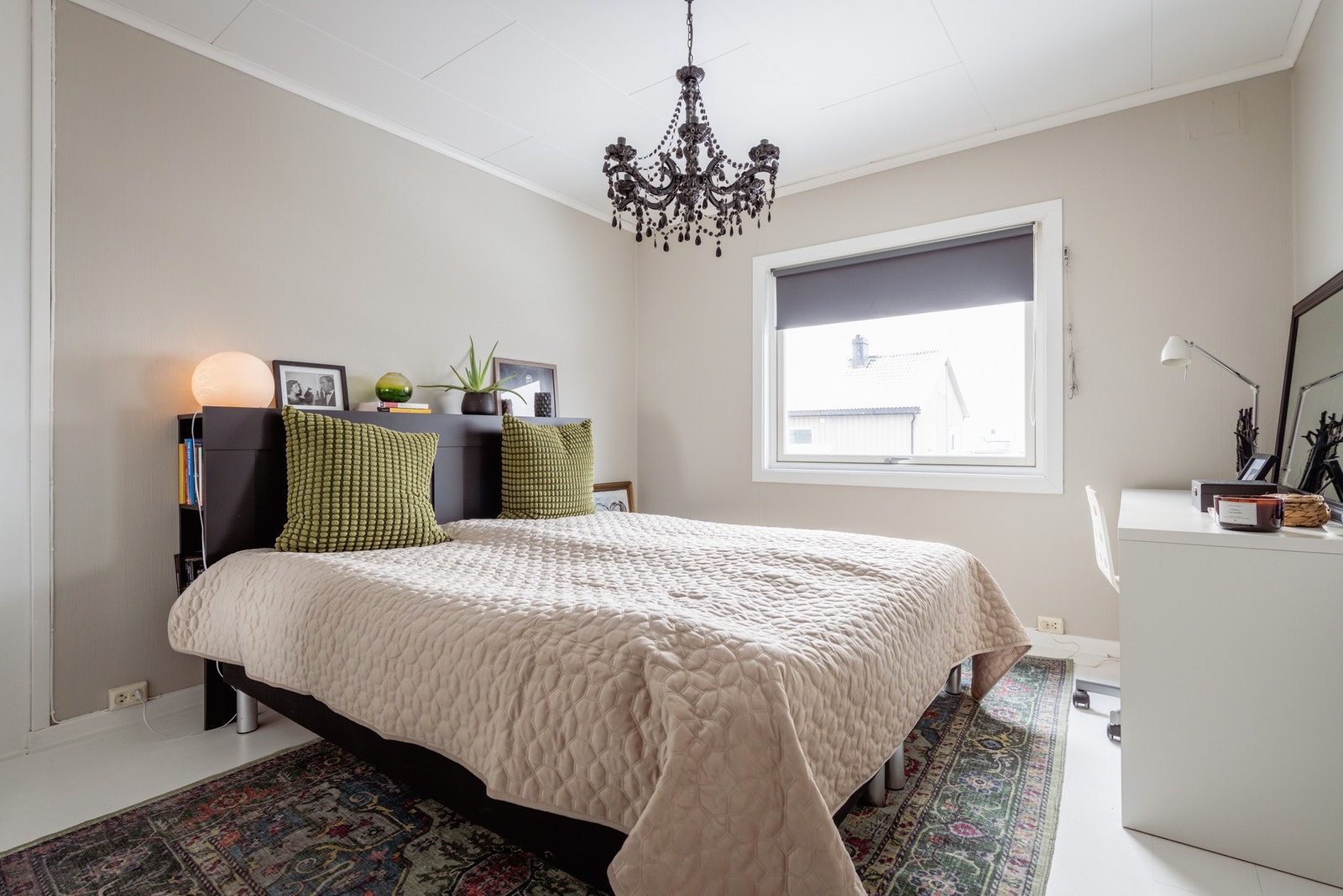 Hyggelig hovedsoverom med god størrelse og integrert garderobeskap. Galleribilde