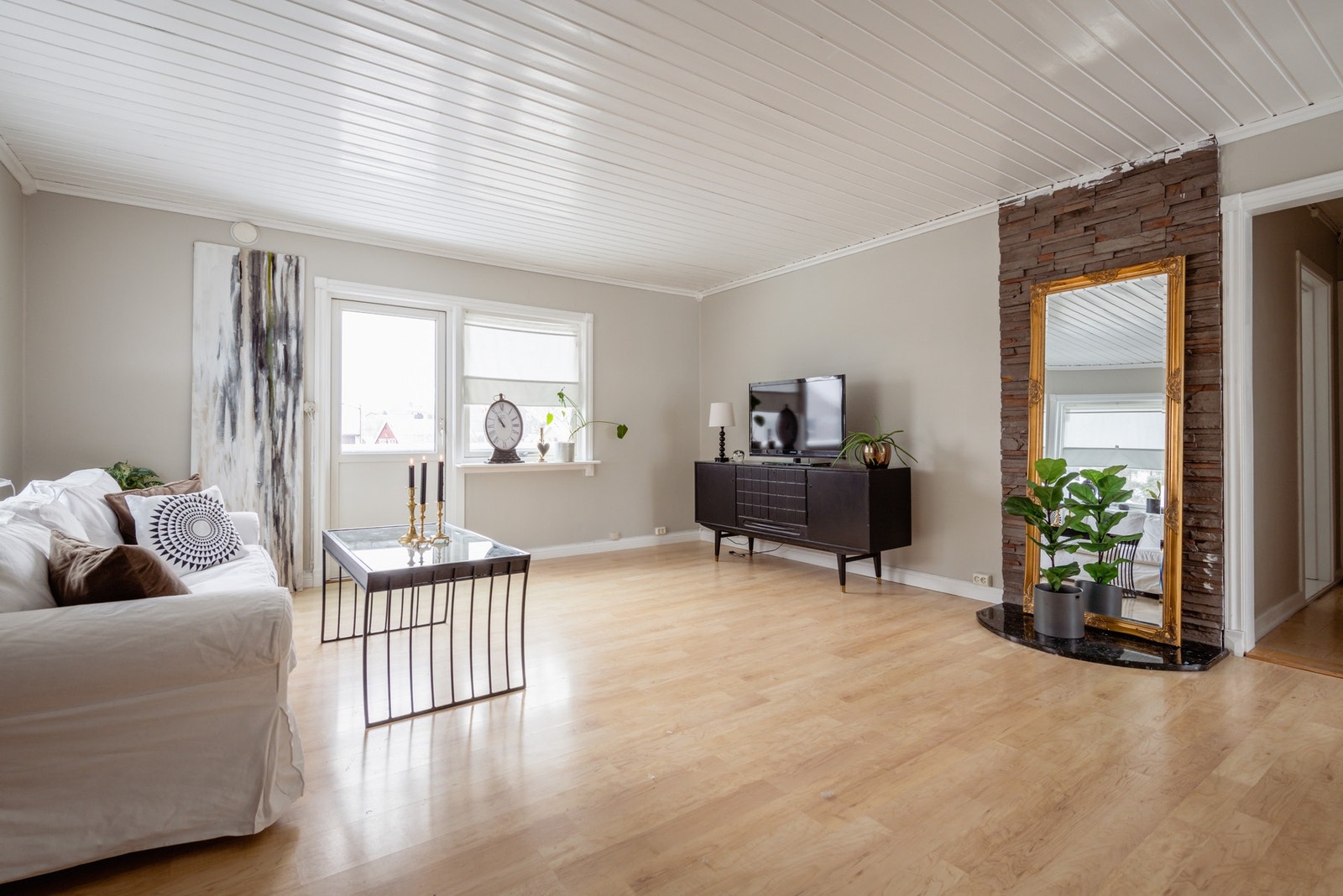 Romslig stue med plass til både sofa- og spisestuemøblement. Utgang til sørvendt balkong på 12 kvm. Galleribilde