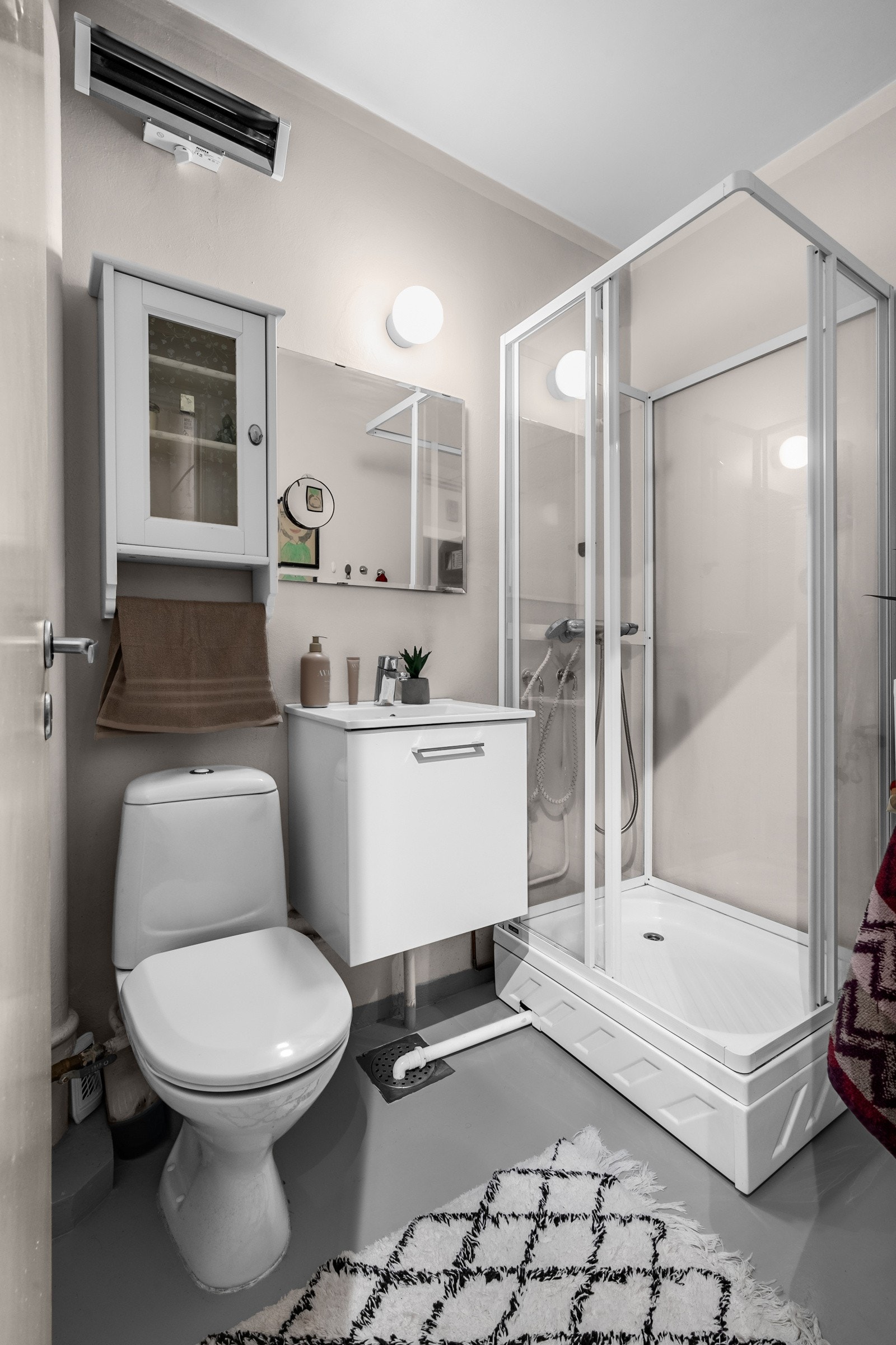 Badet har malte veggflater og malt betonggulv. Galleribilde