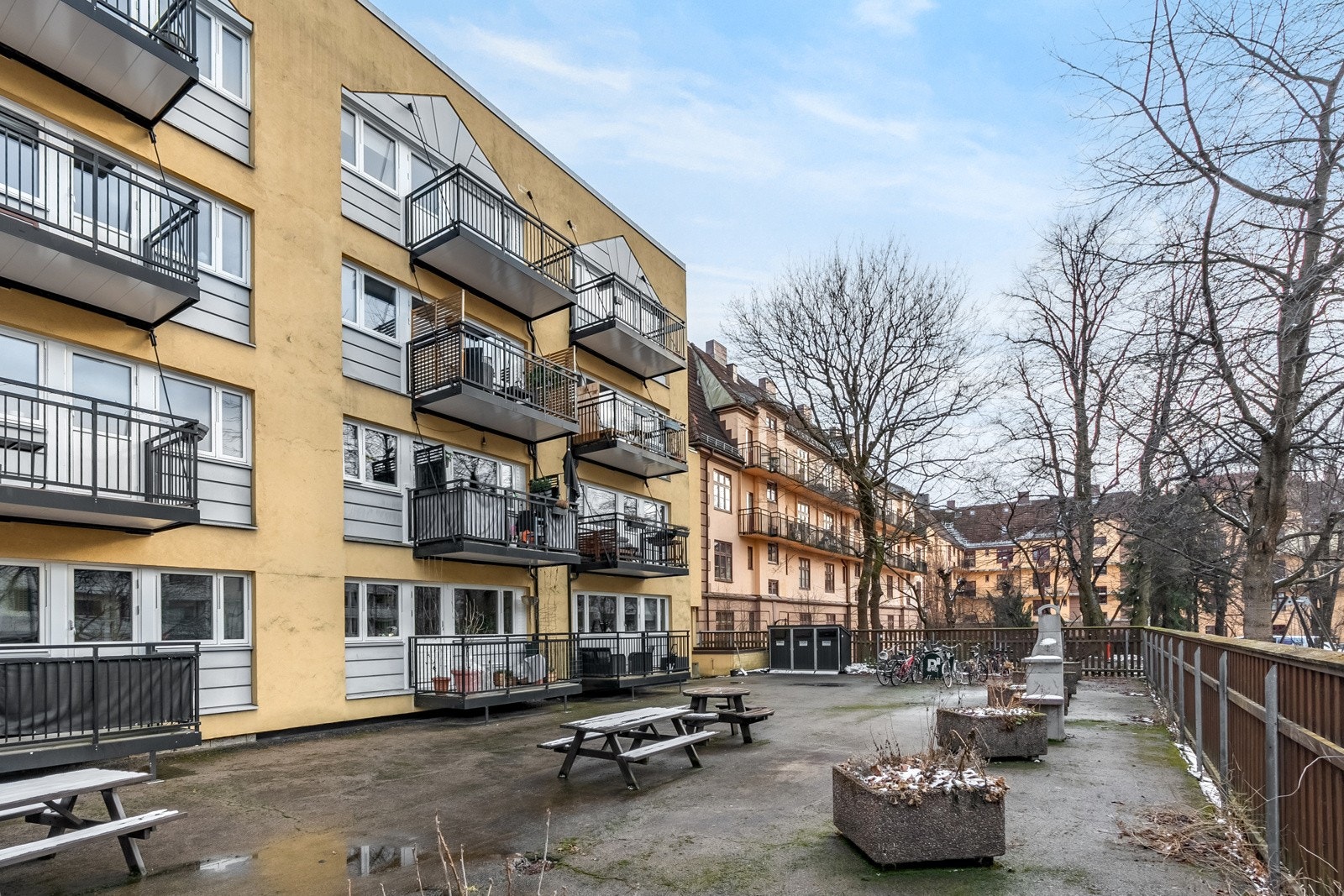 Det er sykkelparkering i bakgården. Galleribilde